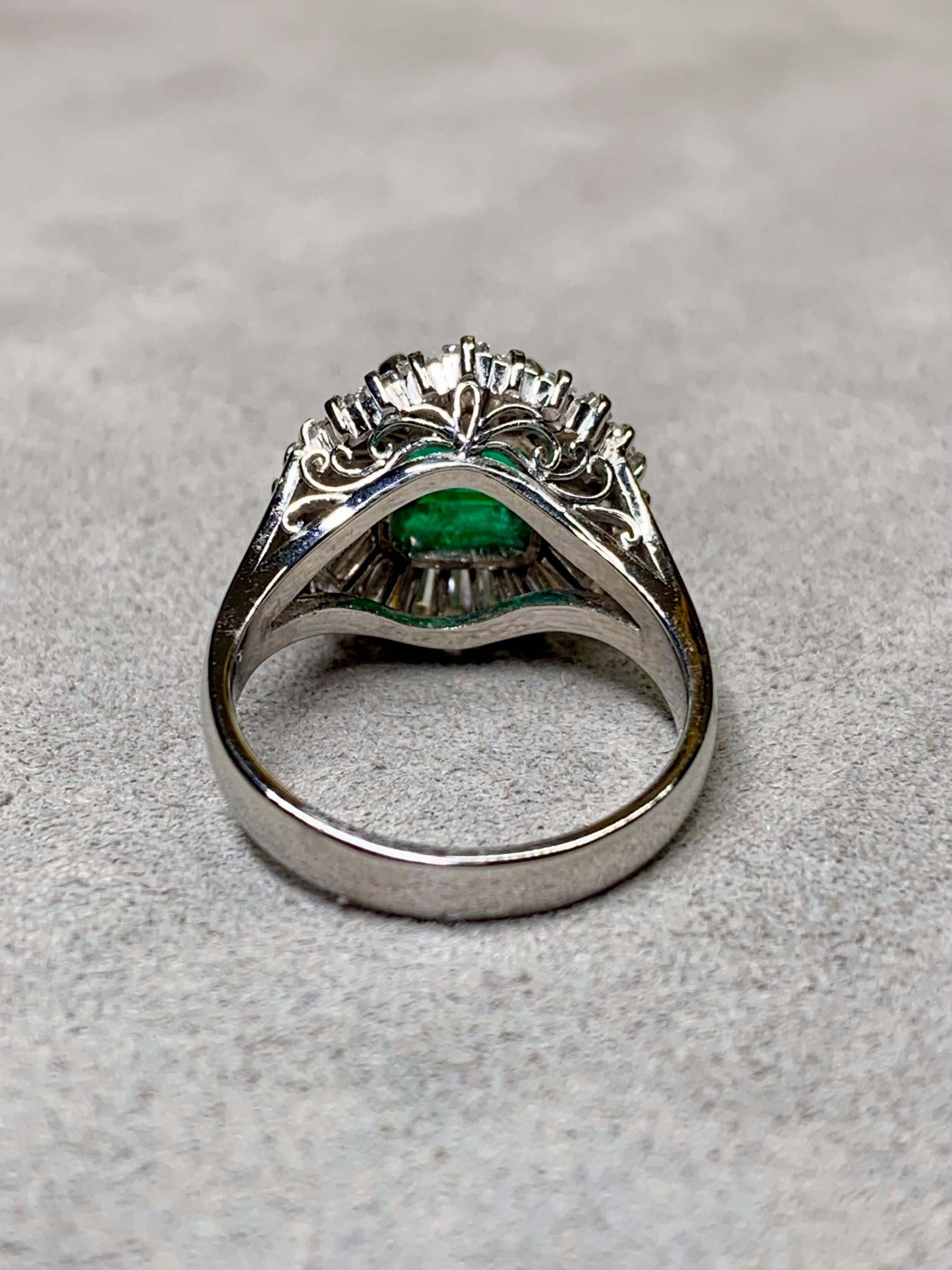 
Ein prächtiger Ring im Ballerina-Stil aus Platin, in dessen Mitte ein leuchtender natürlicher Smaragd mit einem Gewicht von etwa 1,50 Karat liegt. Der Smaragd hat einen lebhaften, satten grünen Farbton und ist ein für seine Art ungewöhnlich reiner
