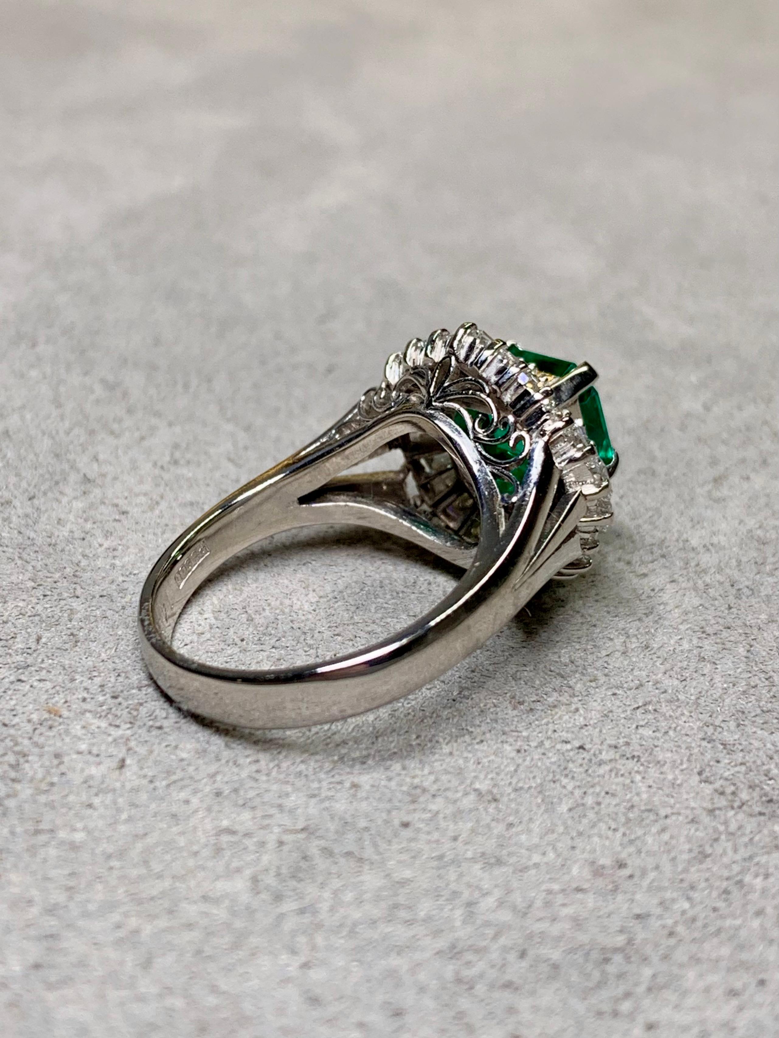 Estate Platinum Kolumbianischen Smaragd Schliff Baguette Diamant Ballerina Cocktail Ring (Retro) im Angebot