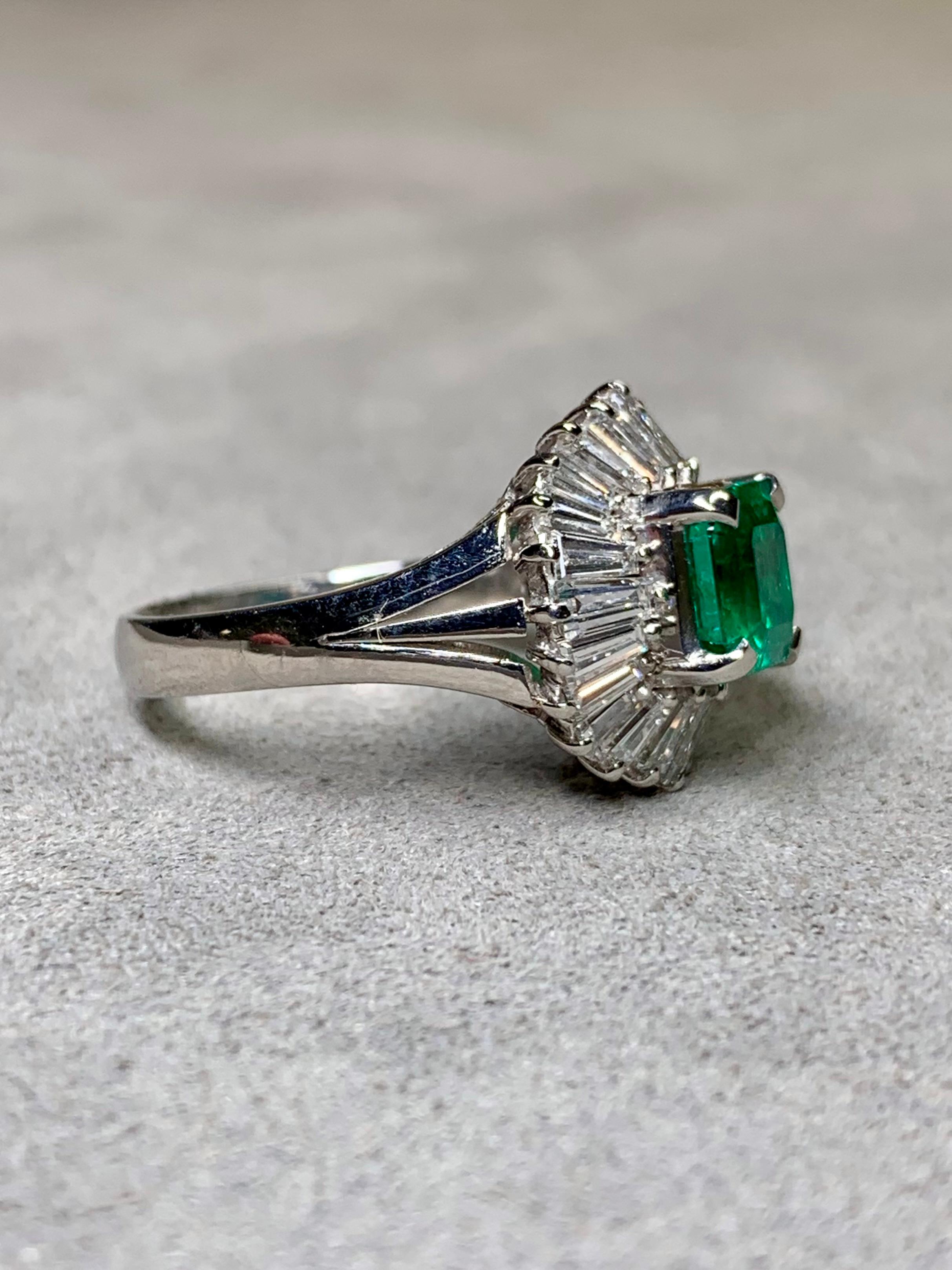 Estate Platinum Kolumbianischen Smaragd Schliff Baguette Diamant Ballerina Cocktail Ring (Baguetteschliff) im Angebot