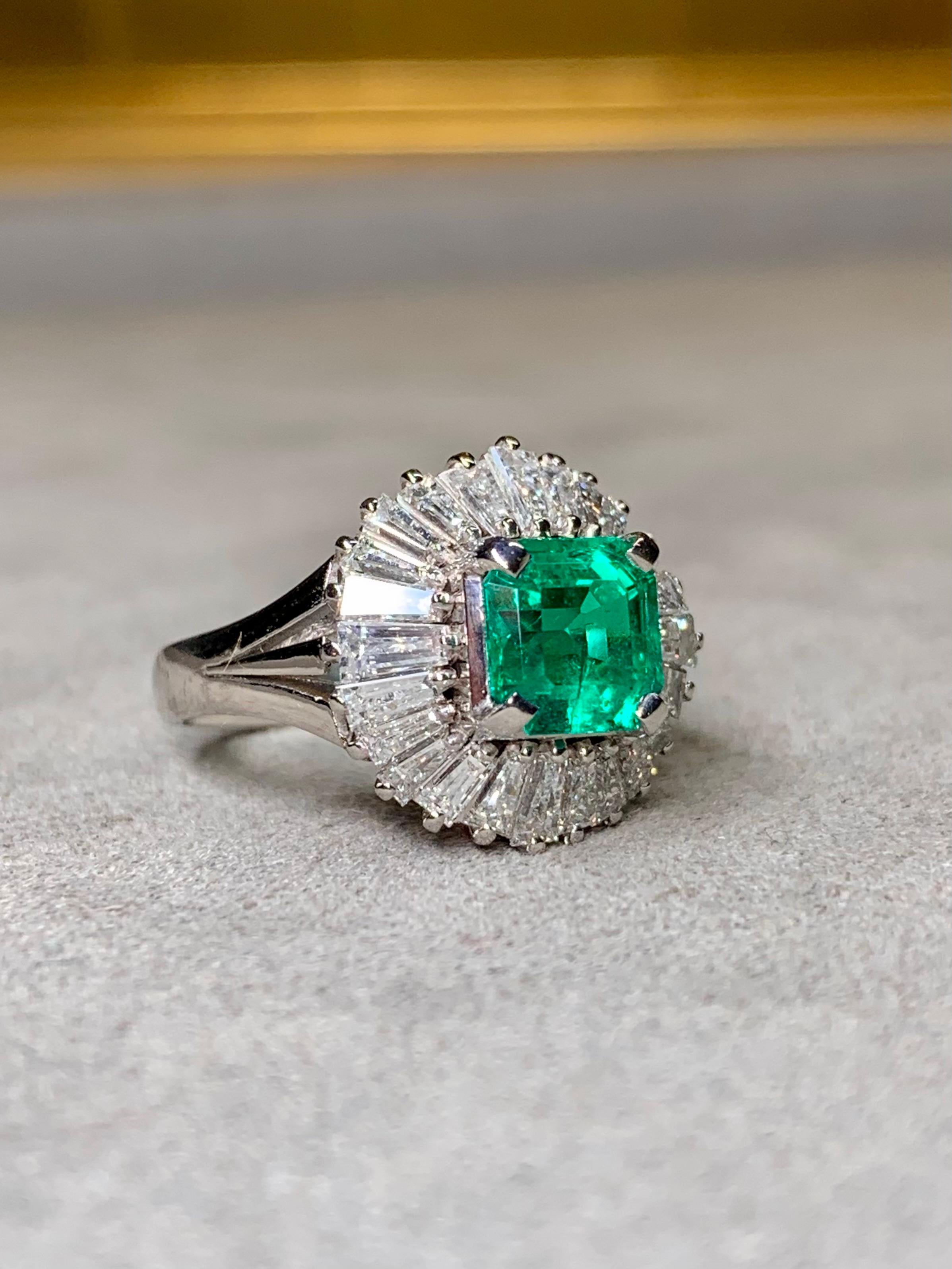Estate Platinum Kolumbianischen Smaragd Schliff Baguette Diamant Ballerina Cocktail Ring im Zustand „Hervorragend“ im Angebot in Winter Springs, FL
