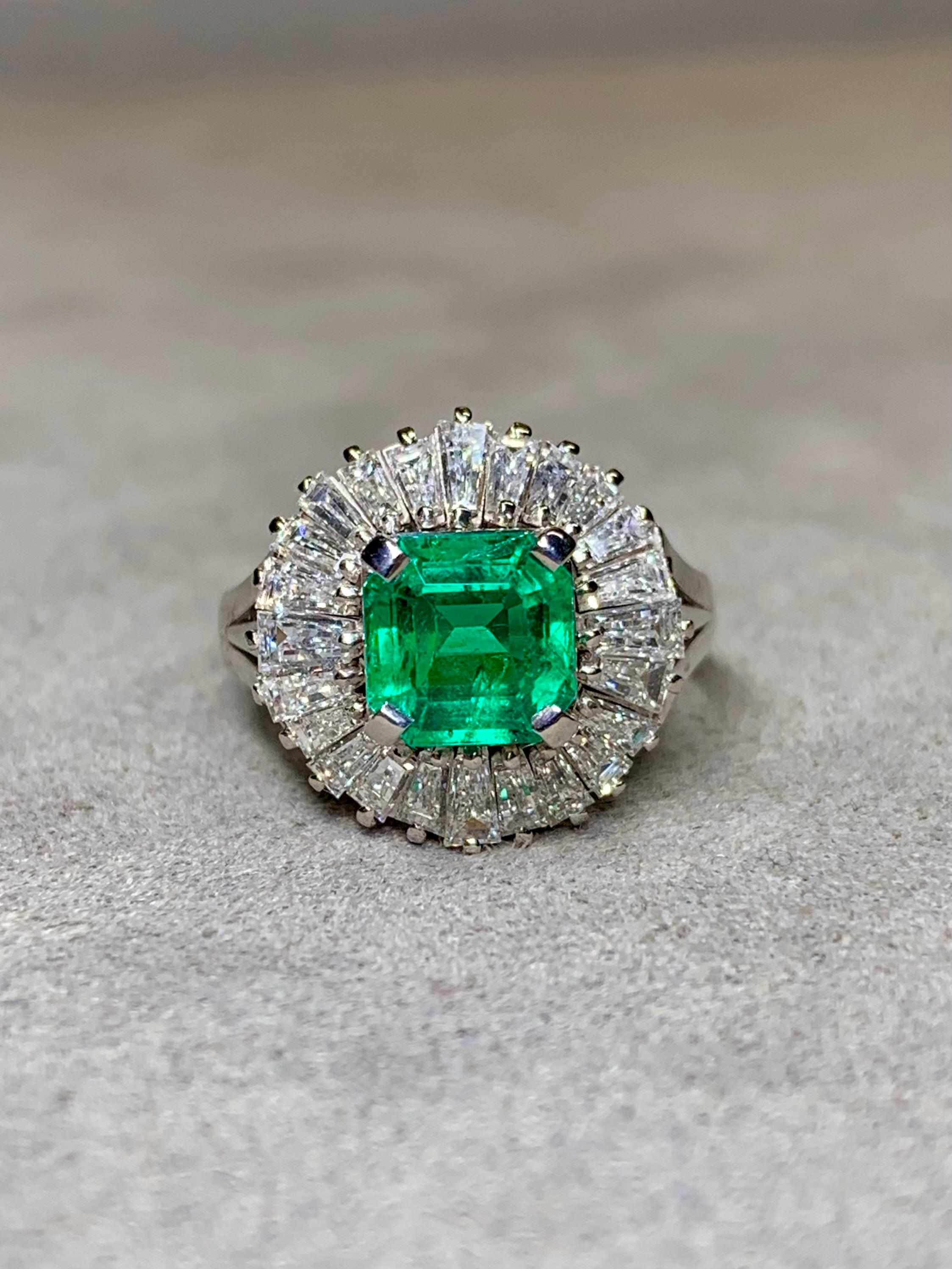 Estate Platinum Kolumbianischen Smaragd Schliff Baguette Diamant Ballerina Cocktail Ring für Damen oder Herren im Angebot