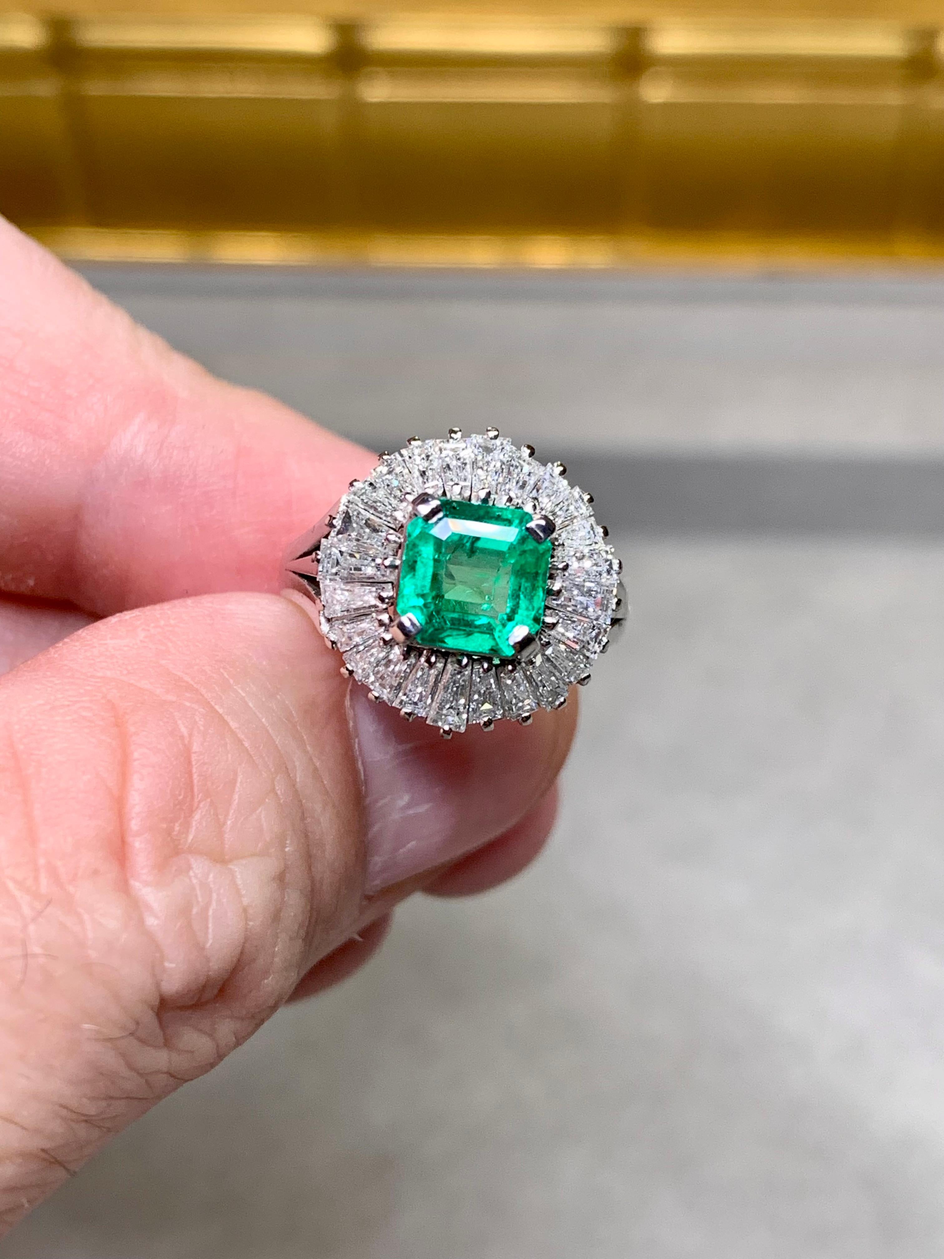 Estate Platinum Kolumbianischen Smaragd Schliff Baguette Diamant Ballerina Cocktail Ring im Angebot 1