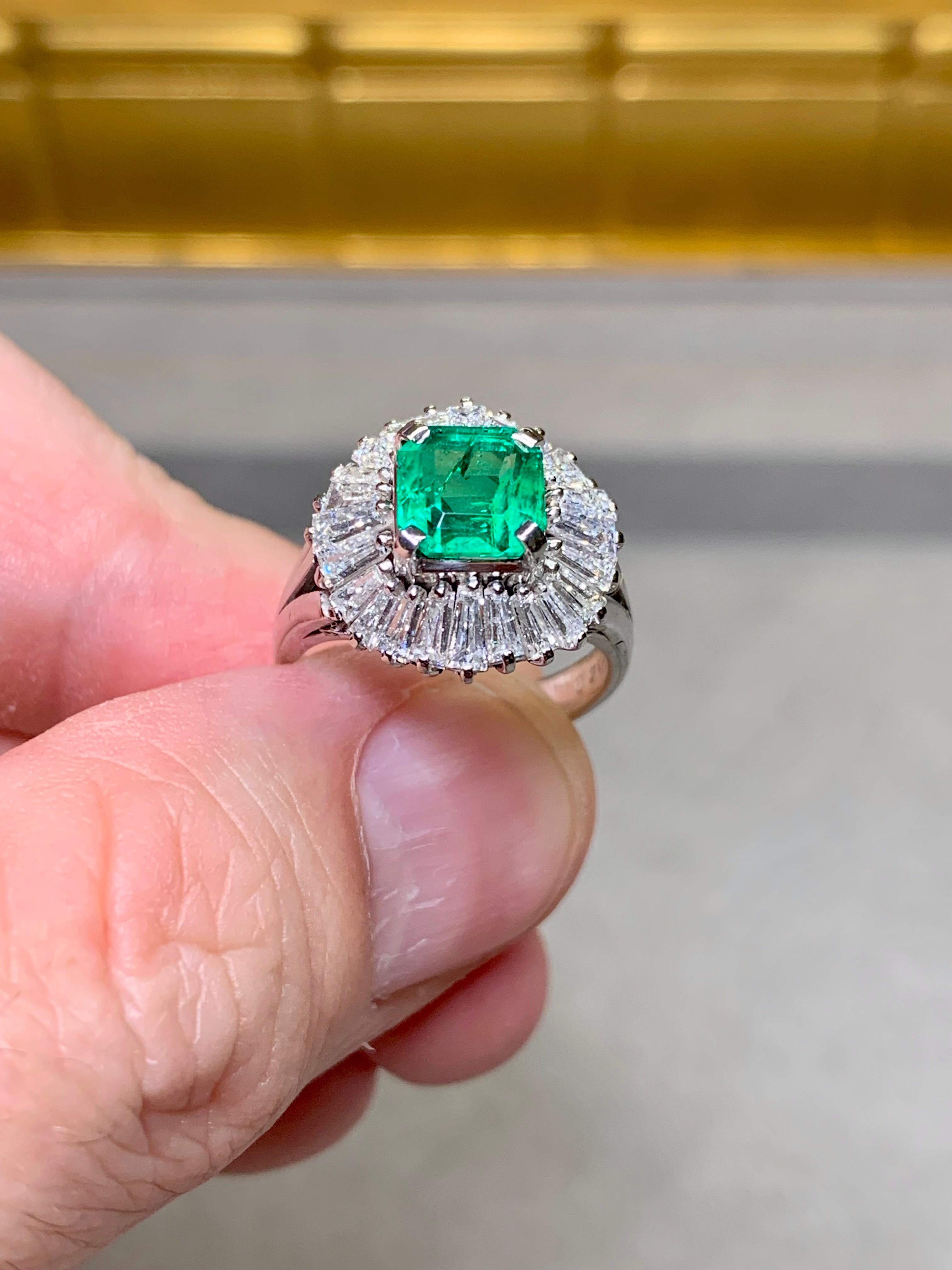 Estate Platinum Kolumbianischen Smaragd Schliff Baguette Diamant Ballerina Cocktail Ring im Angebot 2