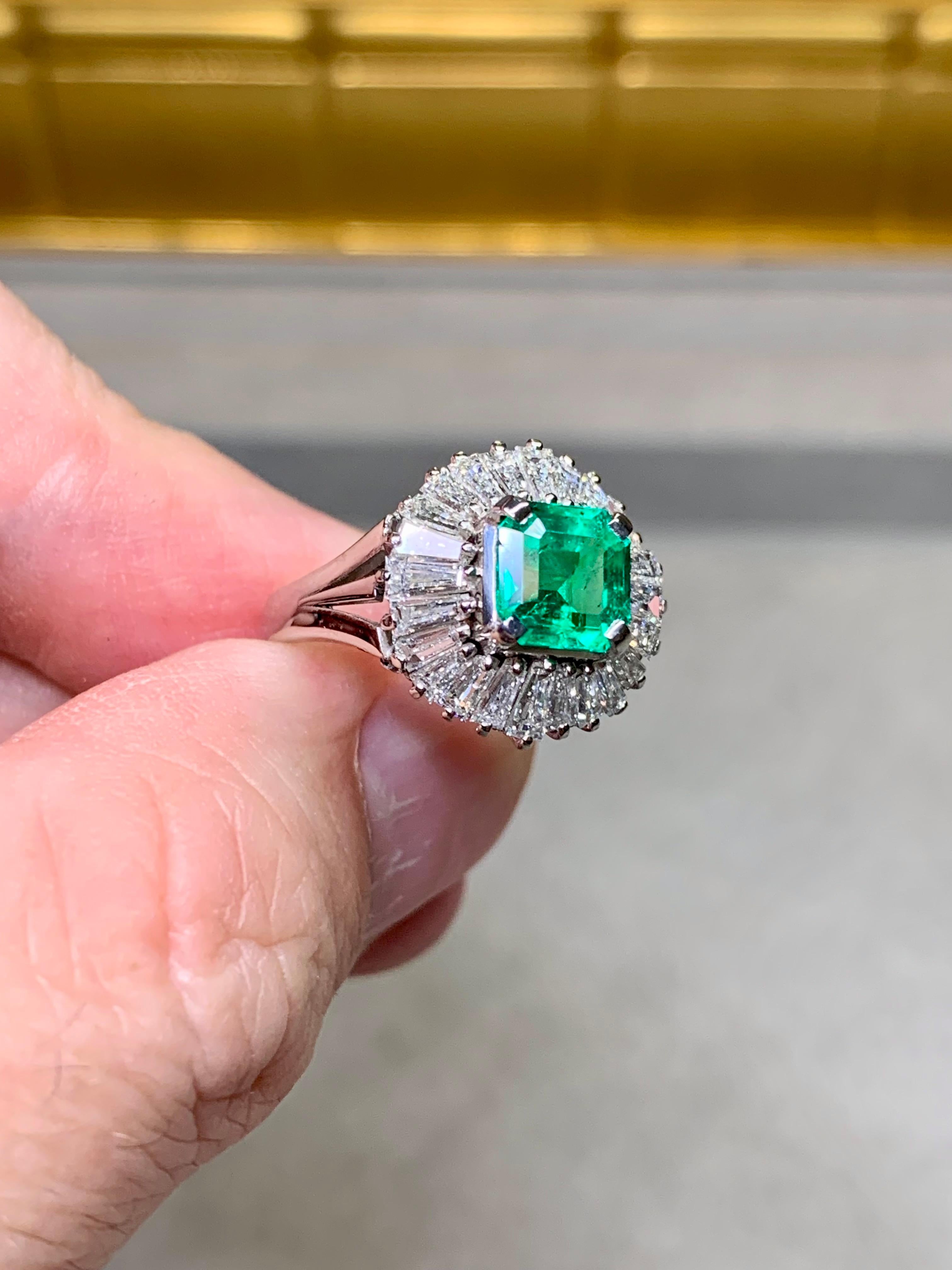 Estate Platinum Kolumbianischen Smaragd Schliff Baguette Diamant Ballerina Cocktail Ring im Angebot 3