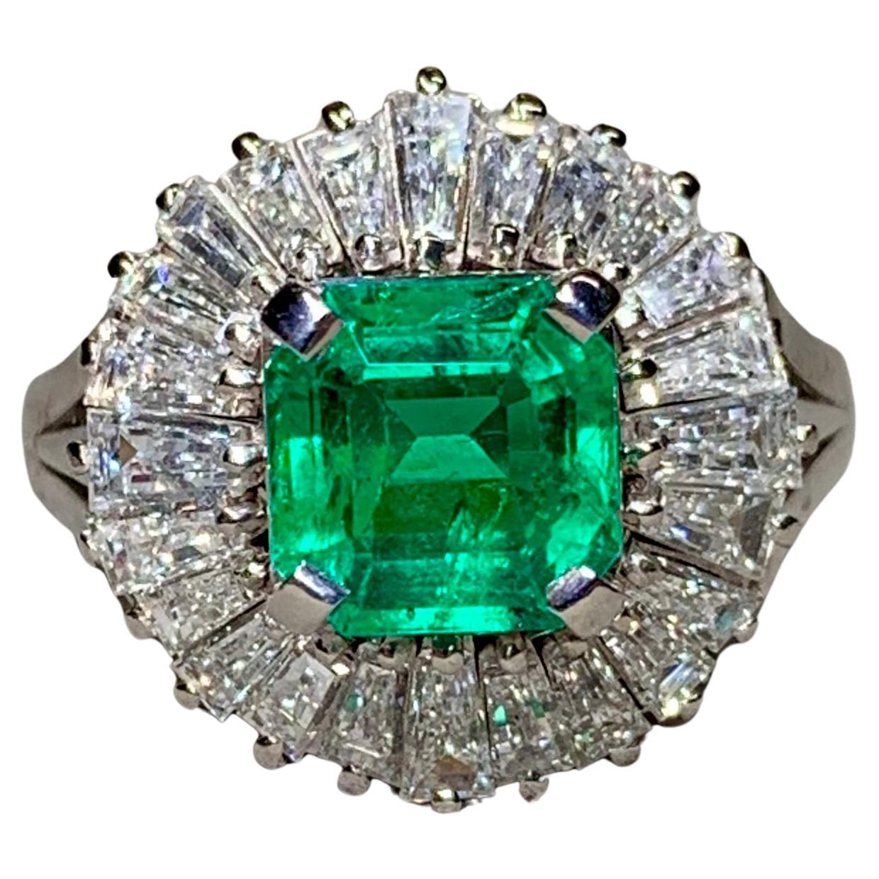 Estate Platinum Kolumbianischen Smaragd Schliff Baguette Diamant Ballerina Cocktail Ring im Angebot