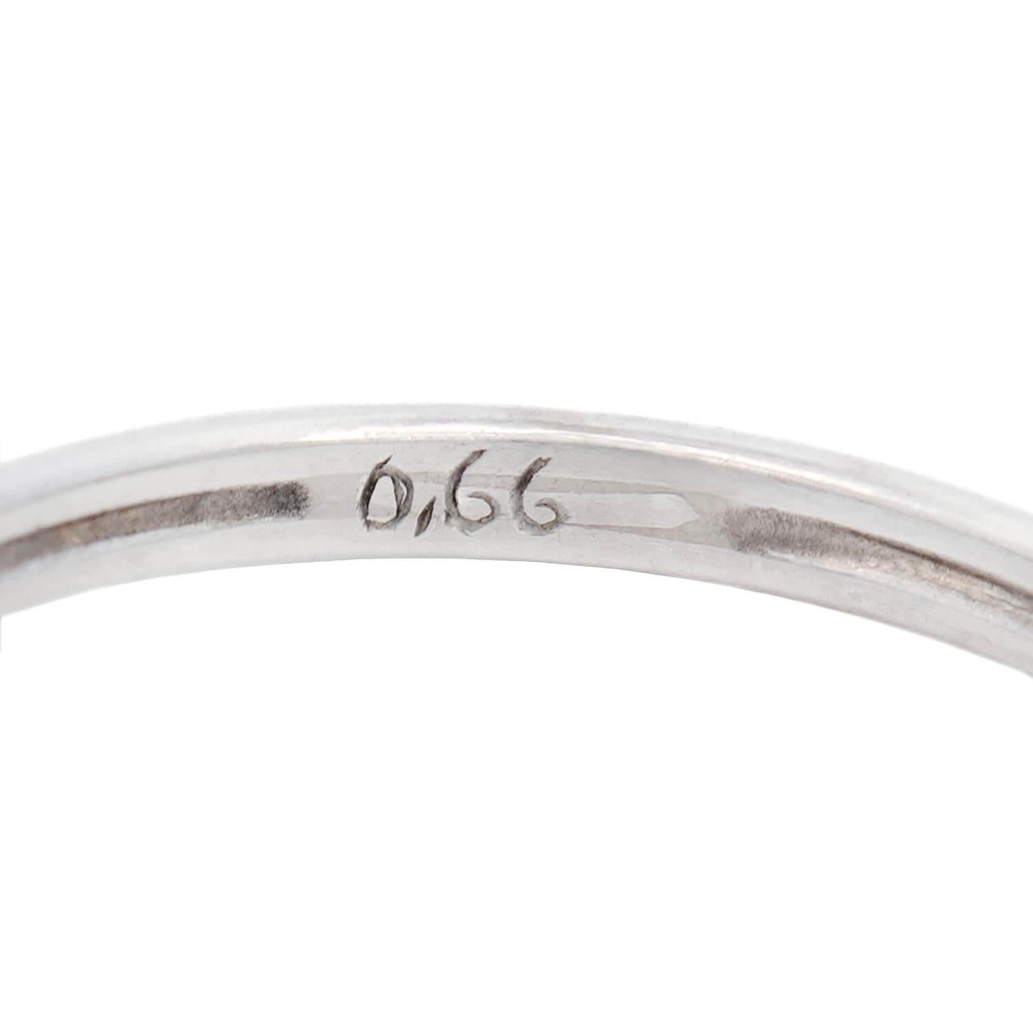 Bague de fiançailles estate en platine avec diamants et émeraudes en vente 2