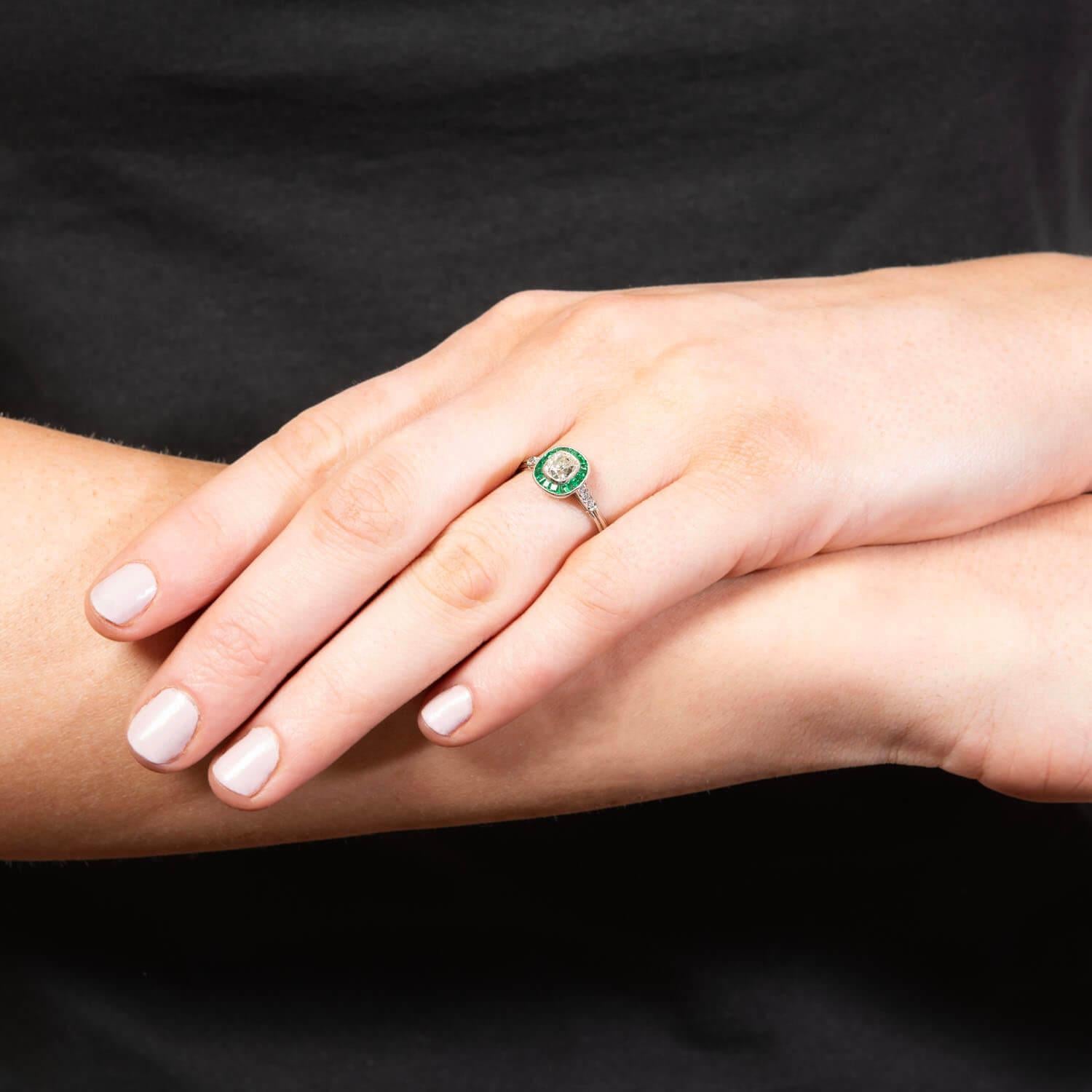 Bague de fiançailles estate en platine avec diamants et émeraudes en vente 3