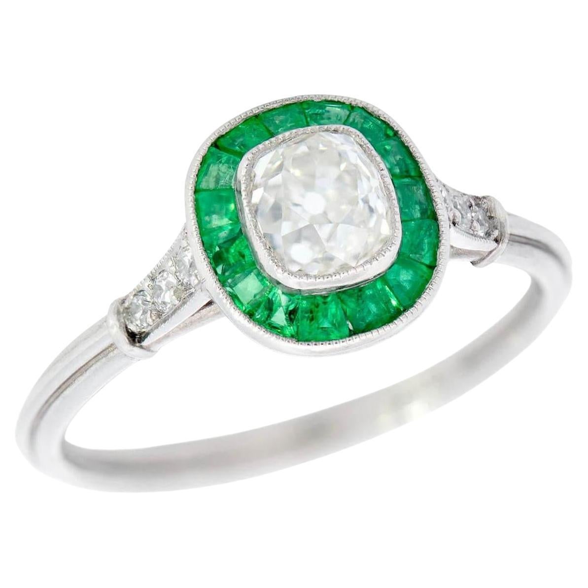 Bague de fiançailles estate en platine avec diamants et émeraudes en vente