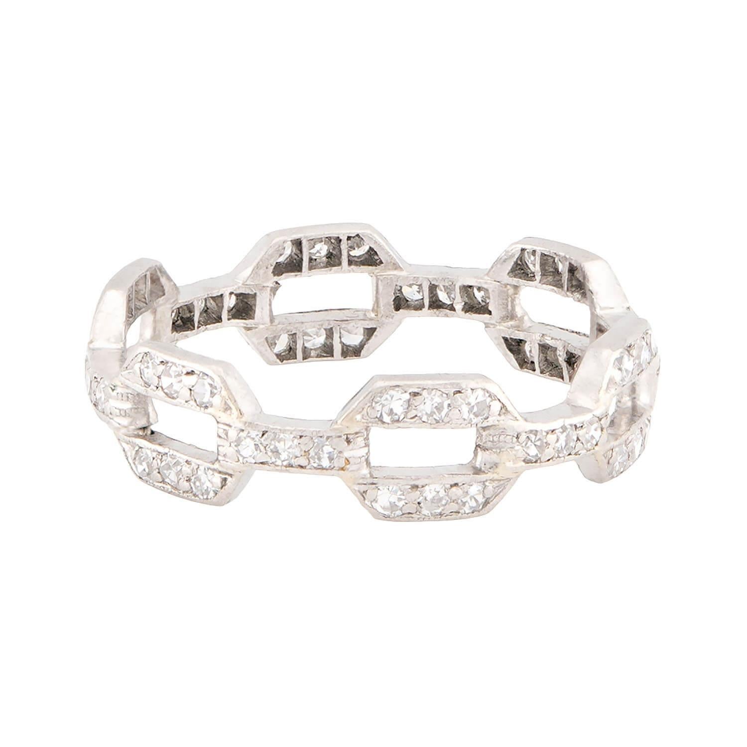 Un anello a catena alla moda con un design classico in stile Gucci! Realizzato in platino, questo pezzo audace è composto da una fila di ancore Marin che avvolgono il dito, formando un'elegante fascia. Questo legame comune risale all'epoca