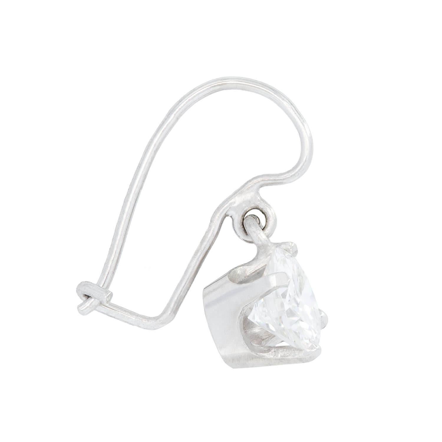 Uno squisito paio di orecchini con diamanti! Questi deliziosi orecchini sono realizzati in platino e presentano un diamante taglio transitorio incastonato. I diamanti hanno colore H+I e purezza SI1-SI2 e hanno un peso totale approssimativo di 1,5