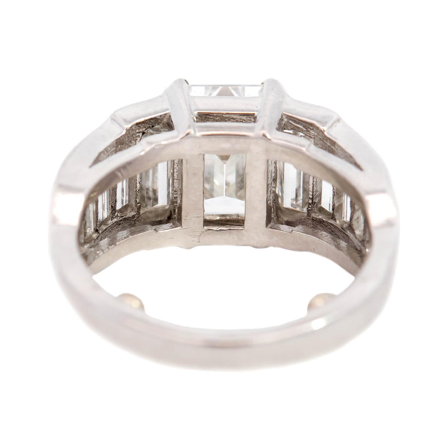 Anillo de compromiso de diamantes en platino 5,59 ctw Moderno en venta