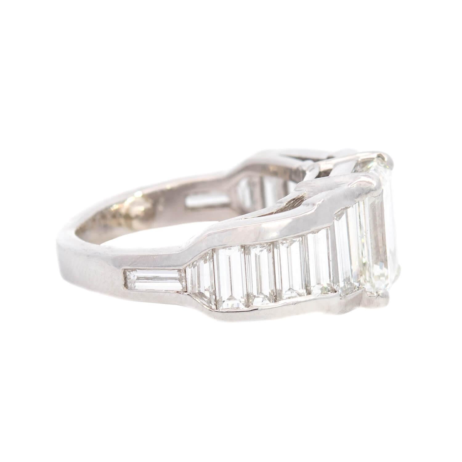 Anillo de compromiso de diamantes en platino 5,59 ctw Corte esmeralda en venta