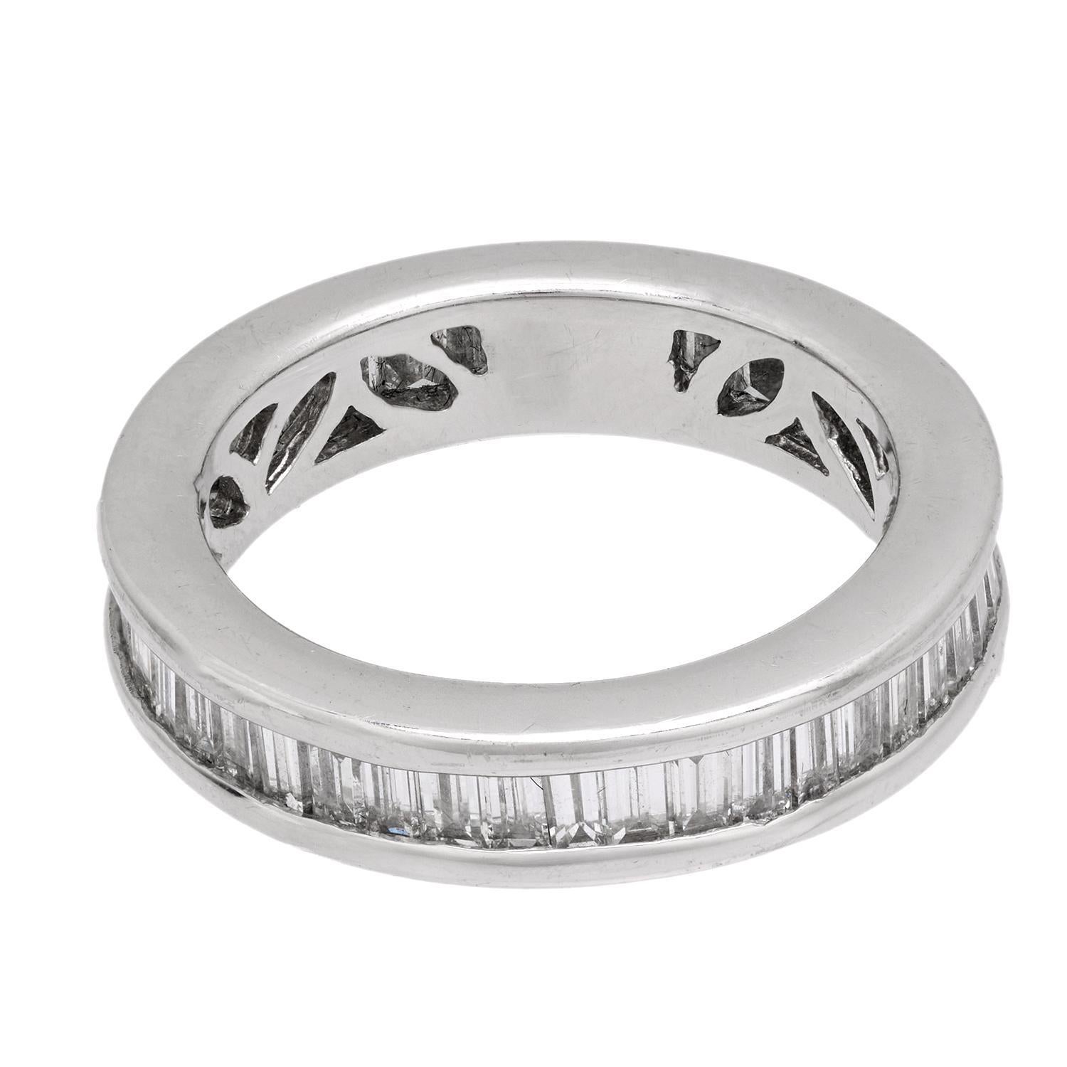 Ce bracelet éternel en diamant Estate est absolument magnifique ! Fabriqué en platine, le bracelet est composé de 2ctw de diamants de taille baguette, qui s'étendent sur l'ensemble du bracelet. Toutes les pierres sont serties dans des canaux, et les