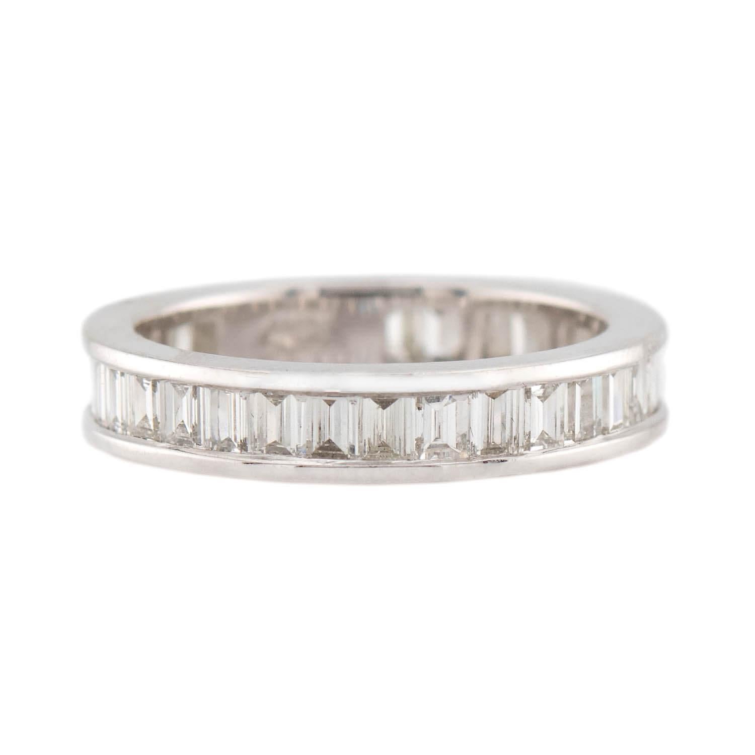 Una splendida fascia per l'eternità con diamante Estate! Realizzato in platino, questo pezzo senza tempo è decorato con 2ctw di diamanti taglio baguette. Tutte le pietre sono incastonate in un canale e hanno un colore H+I e una purezza VS1-VS2. Il