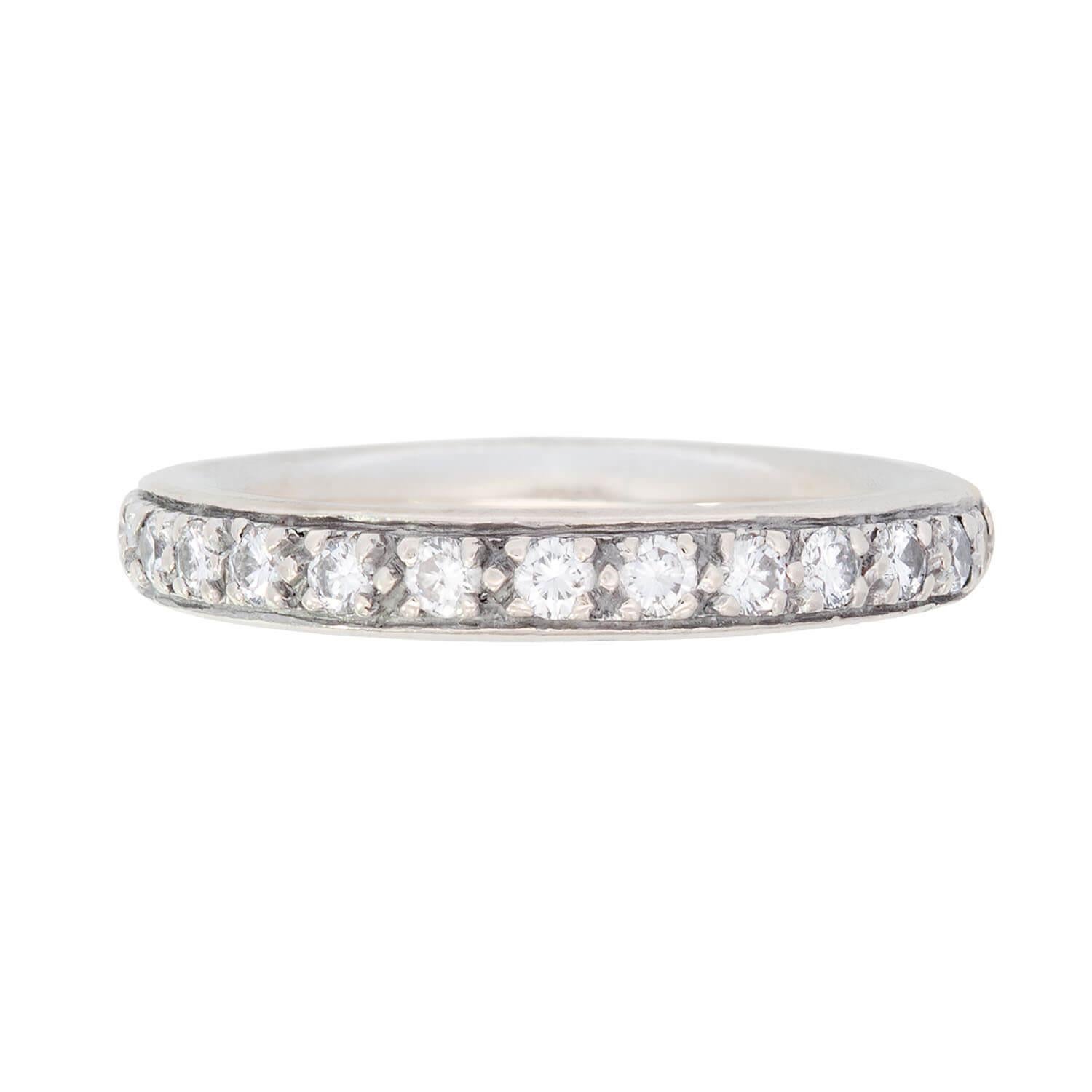 Ein atemberaubendes Diamantband für die Ewigkeit! Dieses atemberaubende Band aus Platin besteht aus einer Reihe von 14 Vollschliff-Diamanten, die in einer Perlenfassung gefasst sind. Insgesamt haben die Diamanten ein ungefähres Gesamtkaratgewicht