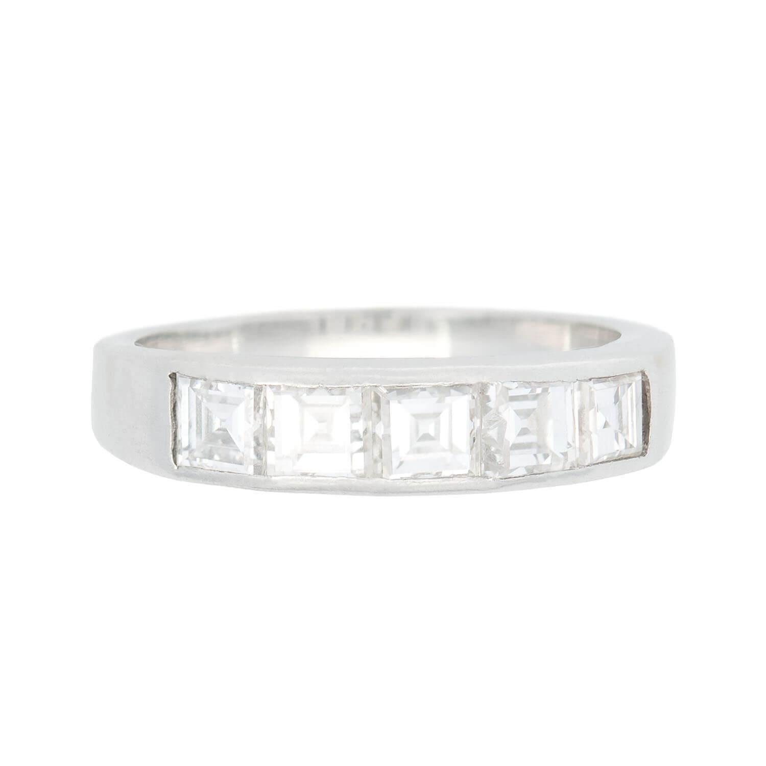 Una splendida fascia di diamanti per l'eternità! Realizzato in platino, questo splendido anello è composto da un'unica fila di cinque diamanti scintillanti, incastonati in un canale. Le pietre sono di vecchio taglio quadrato e il semplice design si