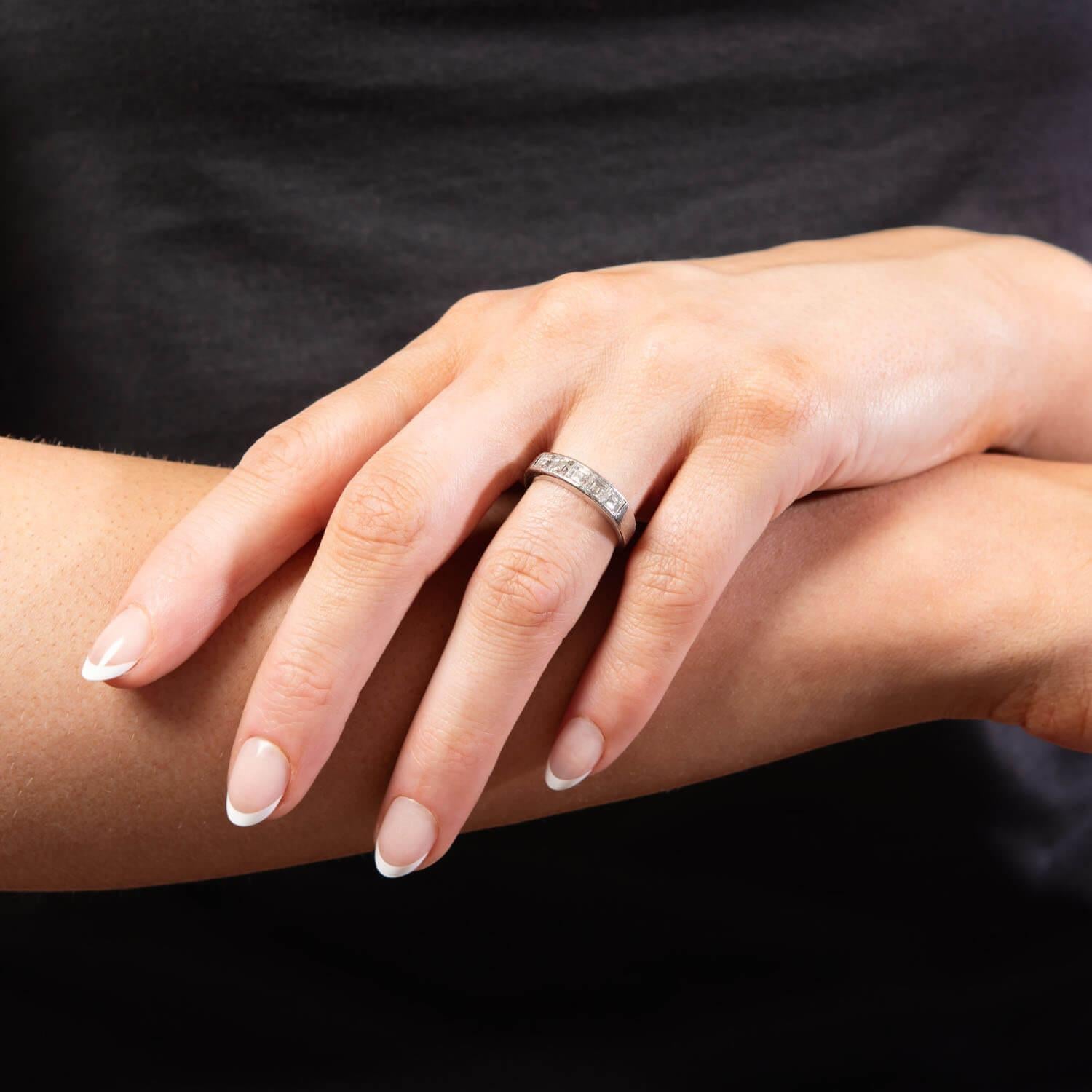 Fascia a mezza eternità con diamante in platino Estate in vendita 2