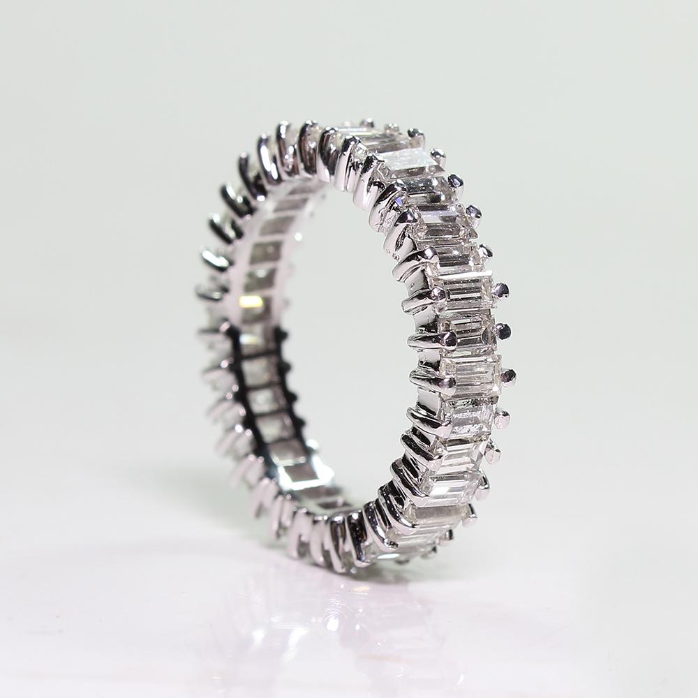 Modern Estate Platinum Diamond Ring