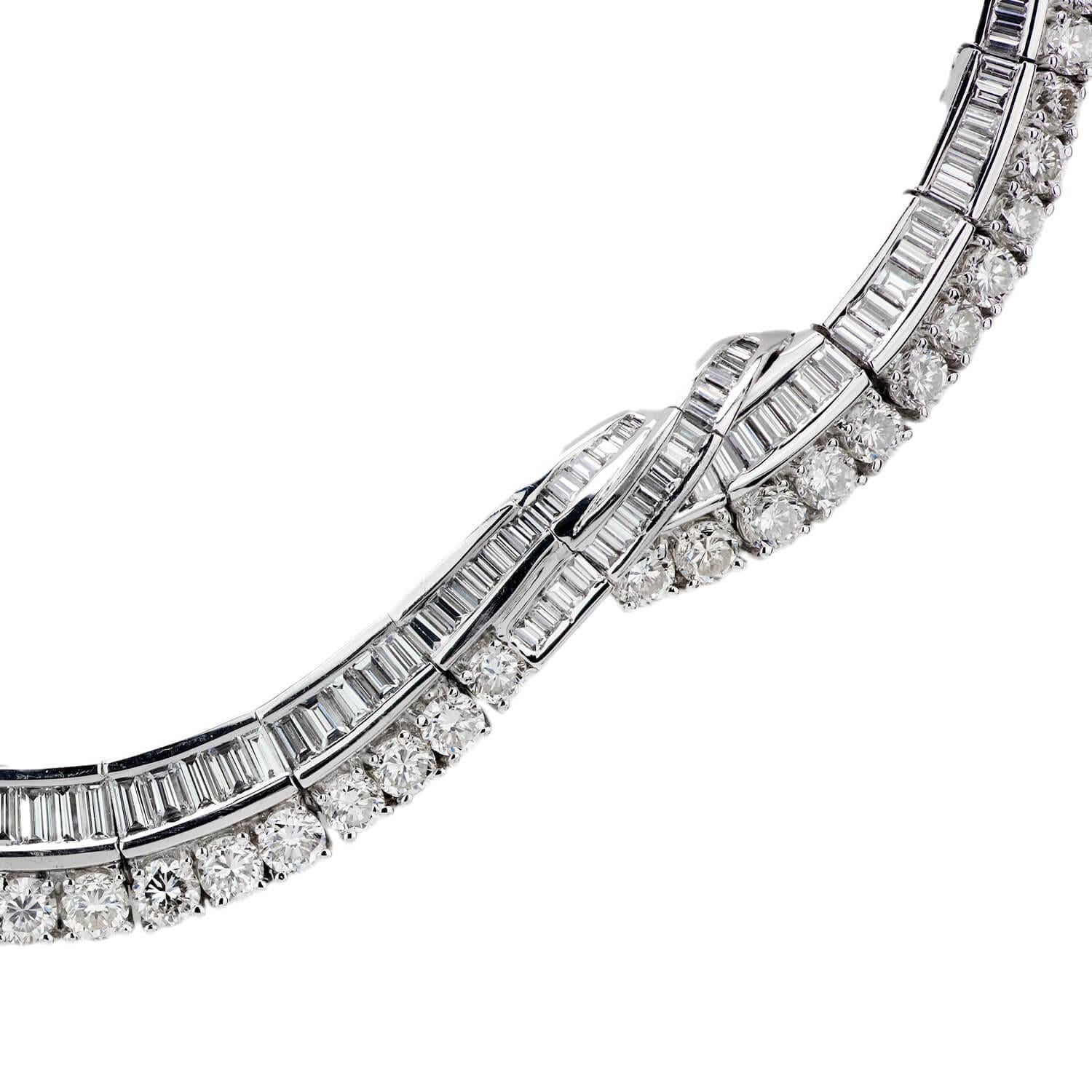 Ein exquisites Riviera-Diamantencollier! Die Oberfläche dieser aus Platin gefertigten Halskette weist ein einzigartiges, gedrehtes Design auf. Die beiden sich drehenden Teile des Colliers sind jeweils mit einem anderen Diamantschliff verziert. Die