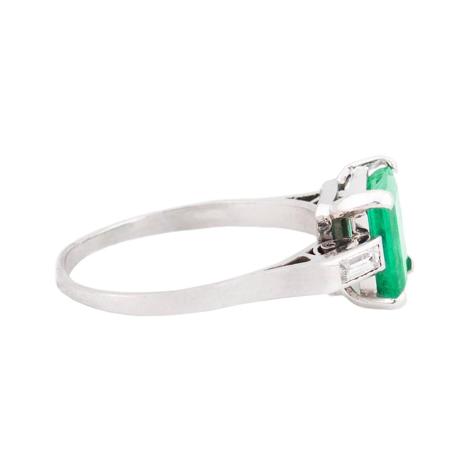 Nachlass Platinring mit Smaragd und Diamant (Moderne) im Angebot