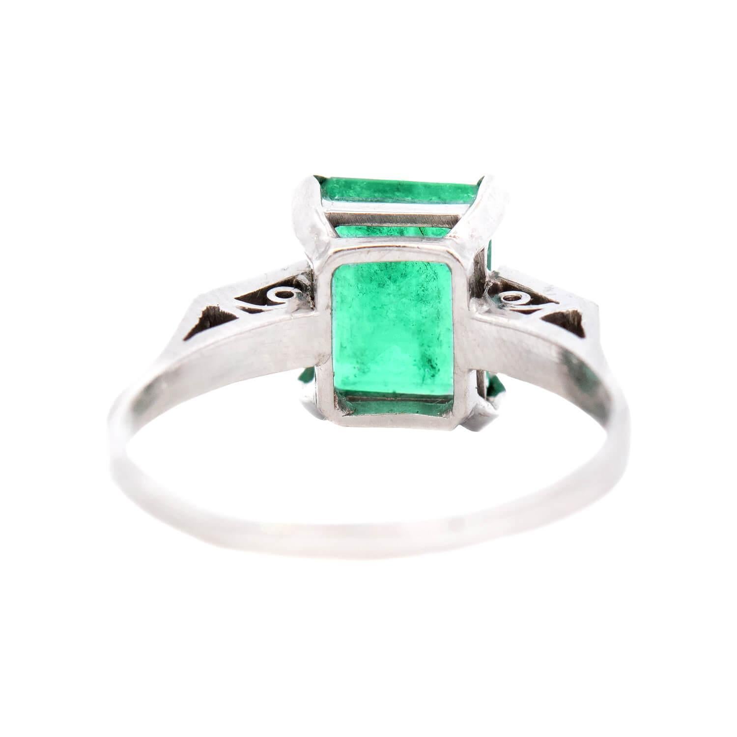 Nachlass Platinring mit Smaragd und Diamant (Smaragdschliff) im Angebot