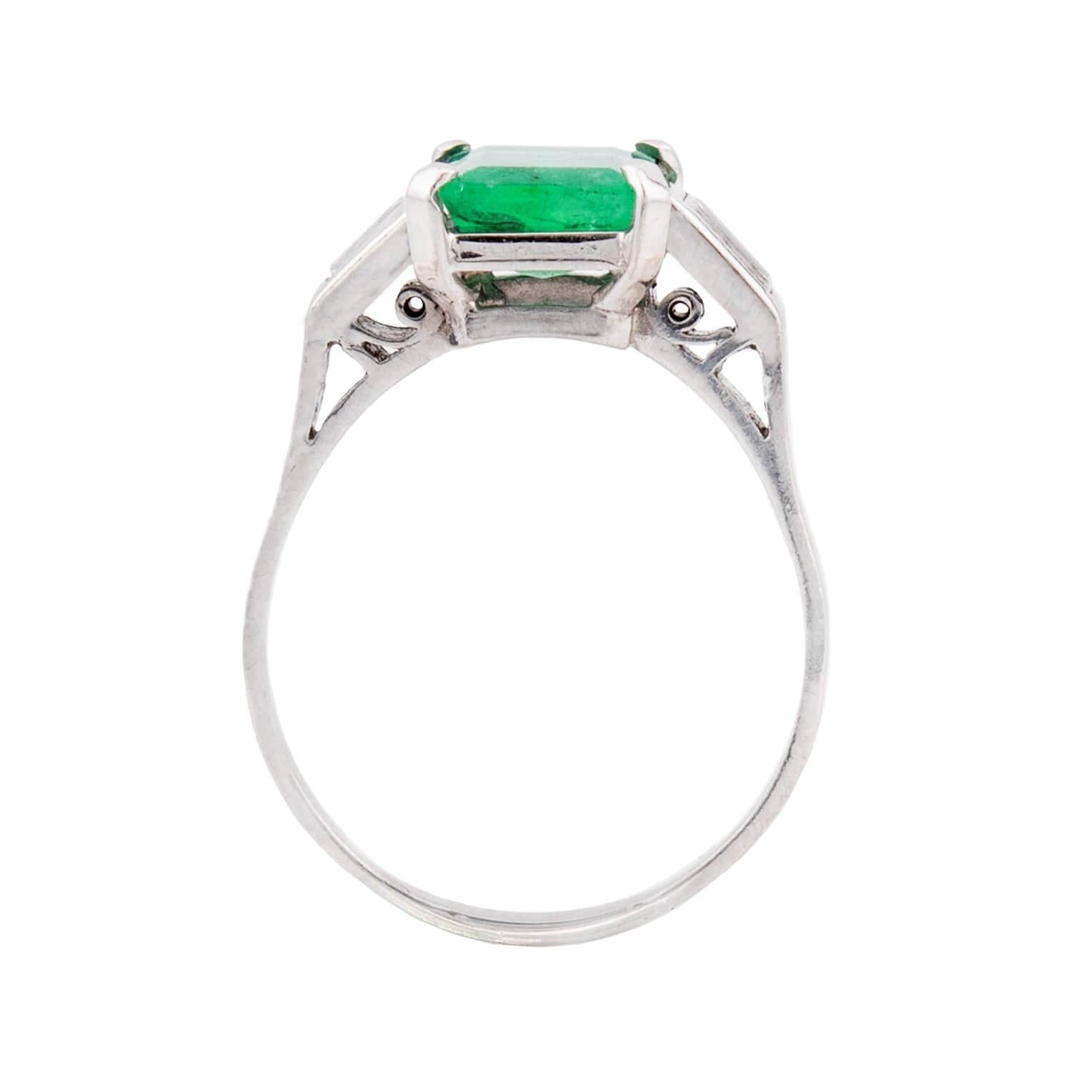 Taglio baguette Anello in platino con smeraldo e diamante in vendita