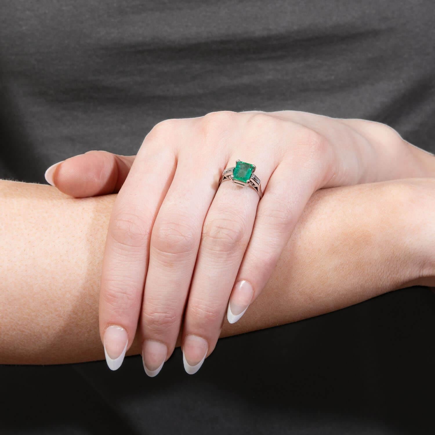 Donna Anello in platino con smeraldo e diamante in vendita