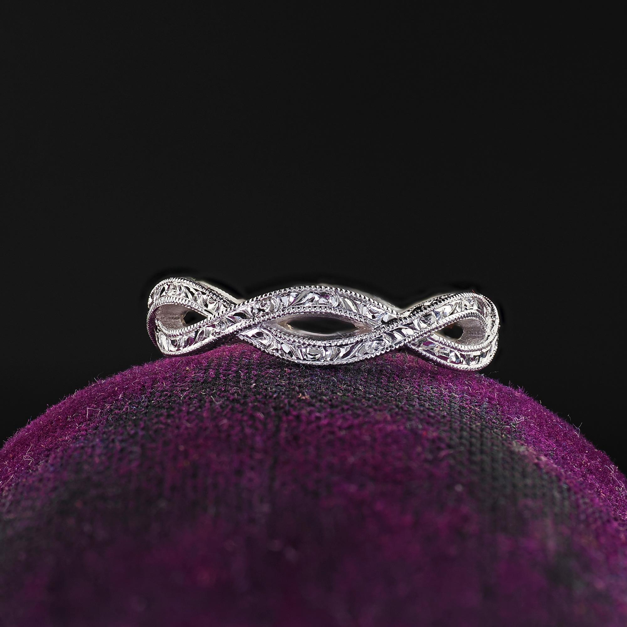 Magnifique alliance en platine gravée entrelacée - Taille 4 1/4. Cette magnifique alliance gravée entrelacée est fabriquée en platine. Cette bague présente un design entrelacé avec des gravures sur tout le pourtour de l'anneau, y compris les côtés.