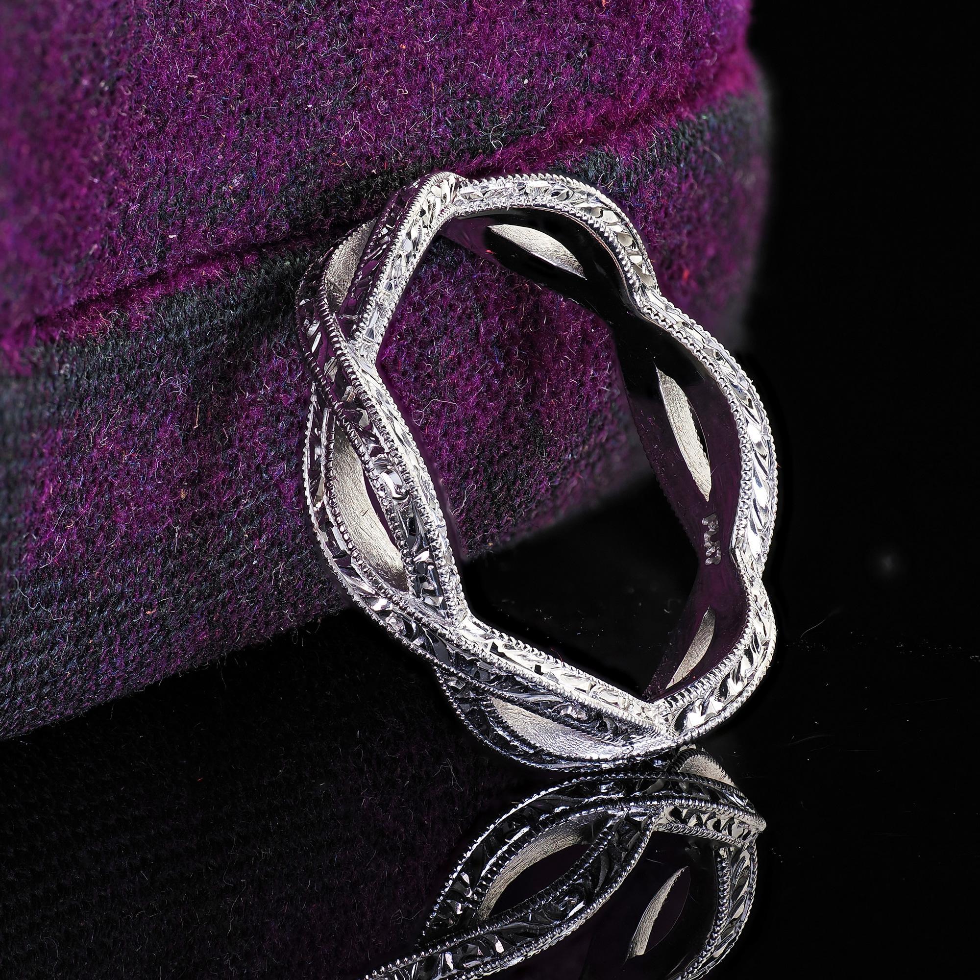 Alliance entrelacée et gravée en platine, taille 4 1/4 Bon état - En vente à Great Neck, NY