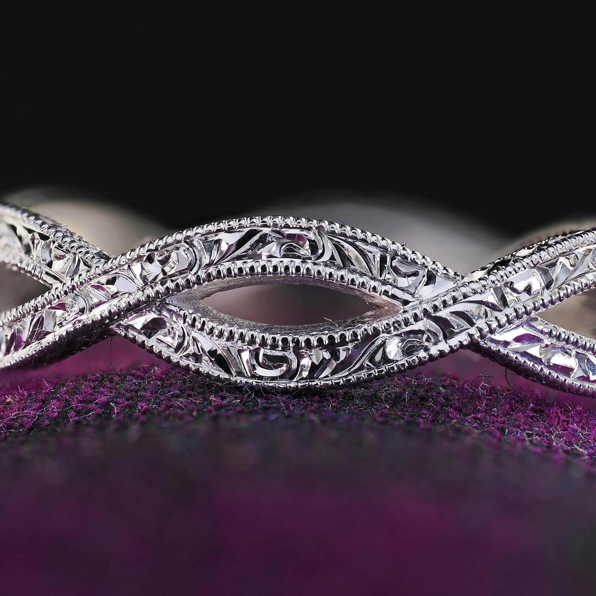 Alliance entrelacée et gravée en platine, taille 4 1/4 Pour femmes en vente