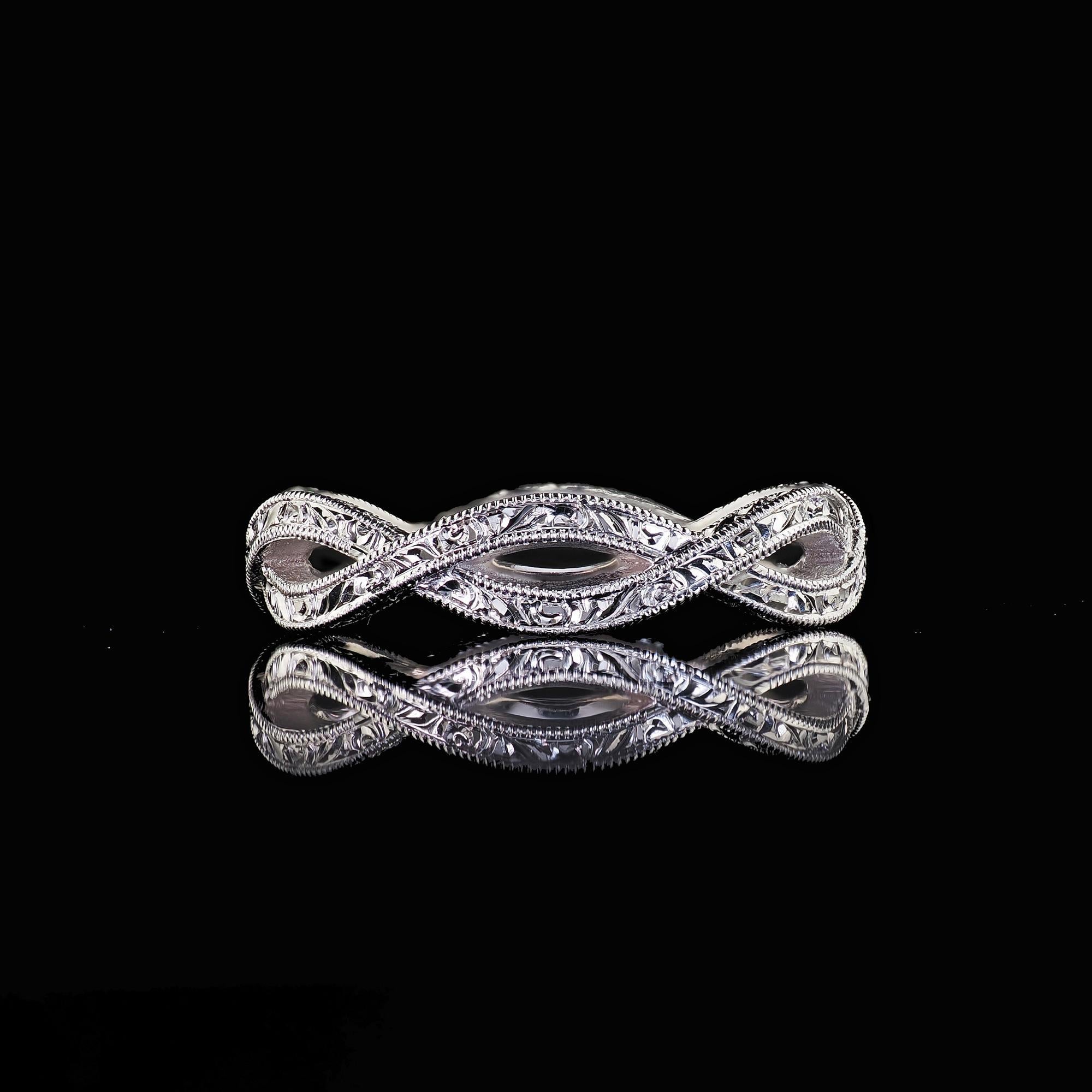 Alliance entrelacée et gravée en platine, taille 4 1/4 en vente 1