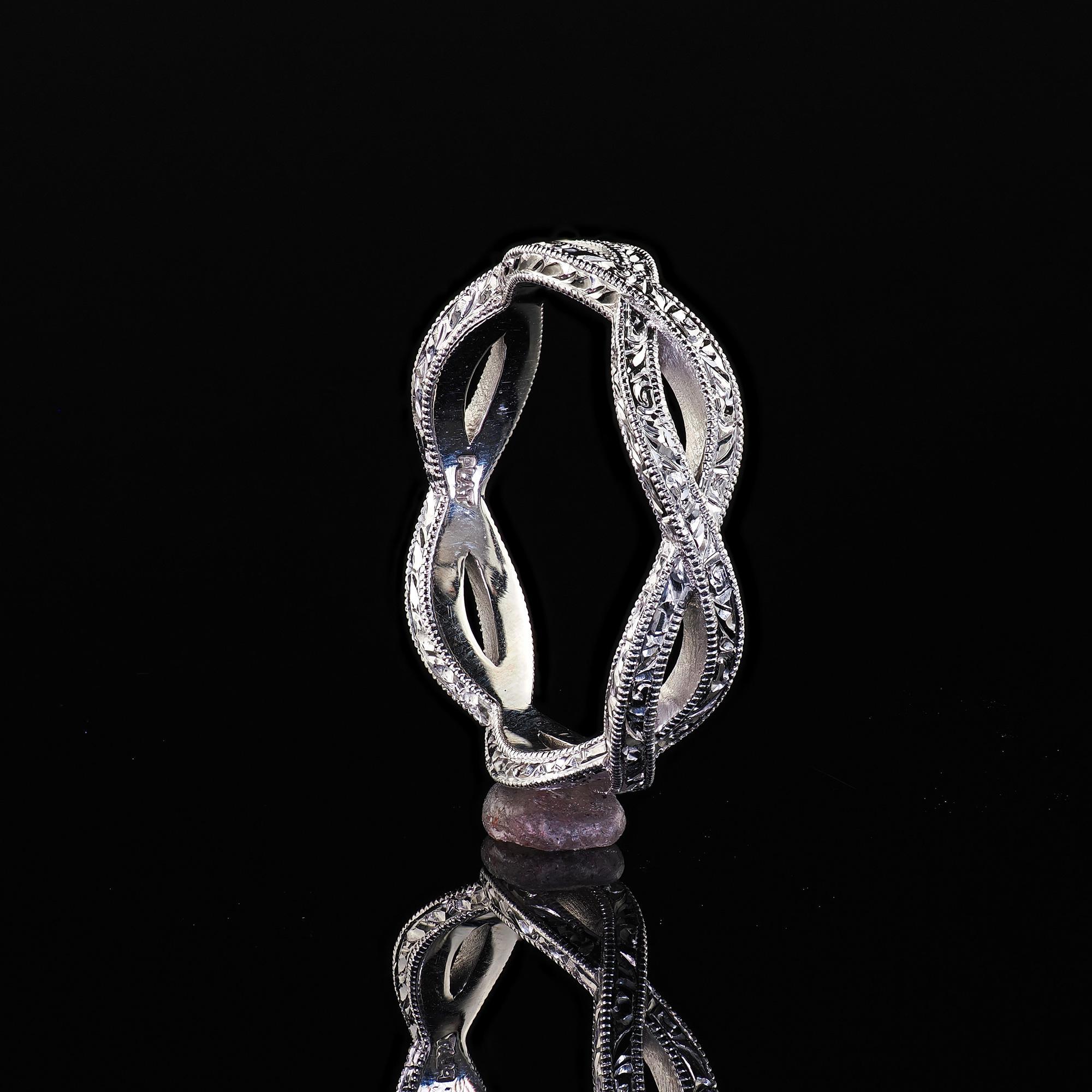 Alliance entrelacée et gravée en platine, taille 4 1/4 en vente 2