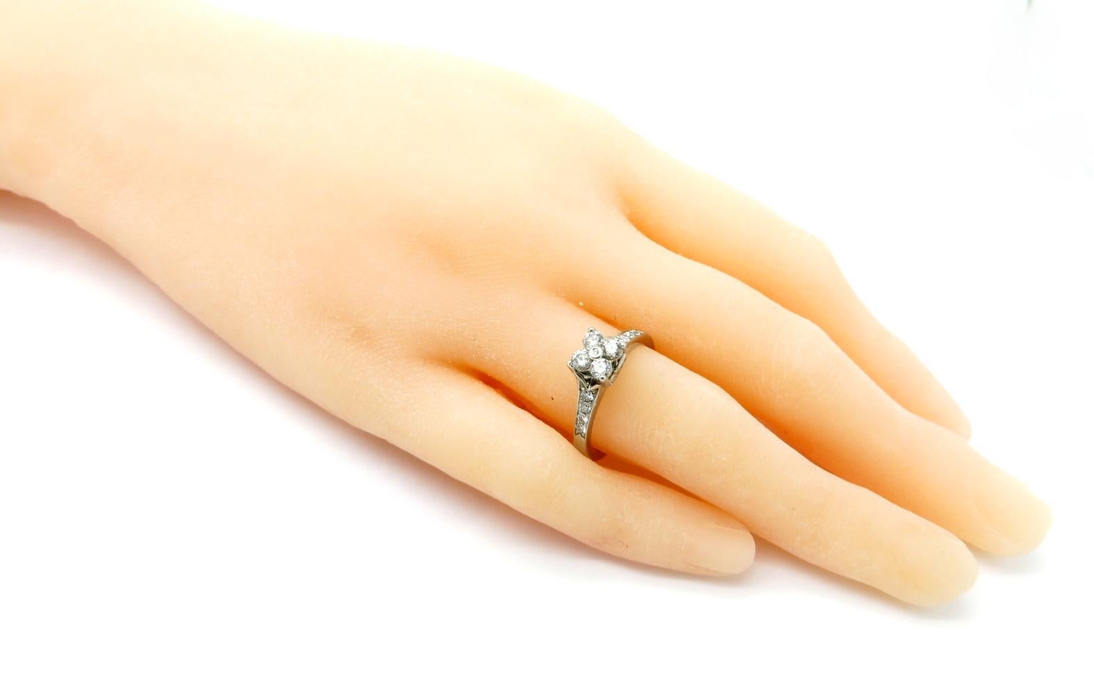Bague de fiançailles à fleur en platine avec diamant rond en vente 1