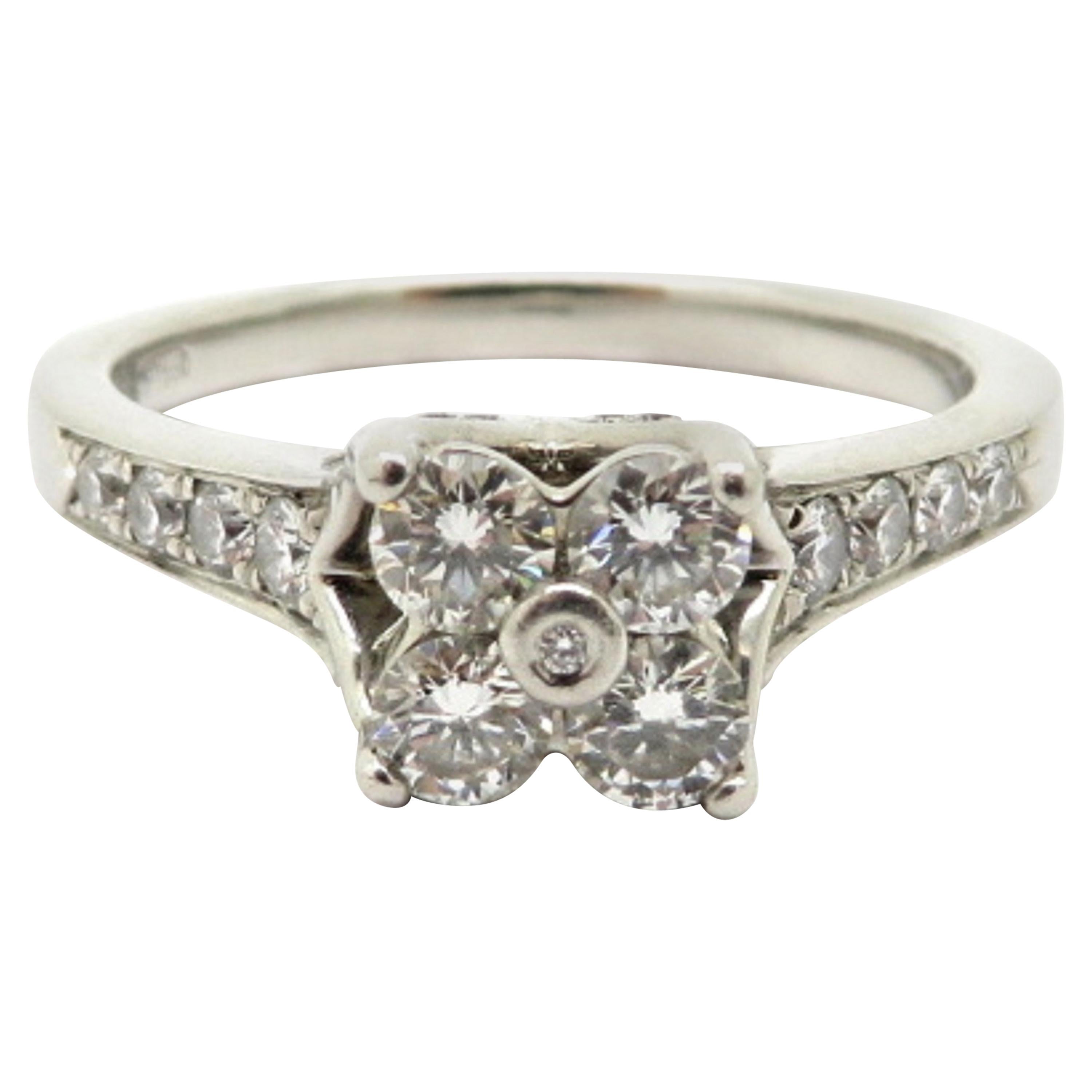 Bague de fiançailles à fleur en platine avec diamant rond