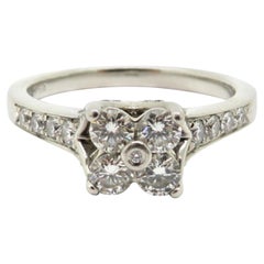 Anillo de compromiso de diamante redondo flor en platino
