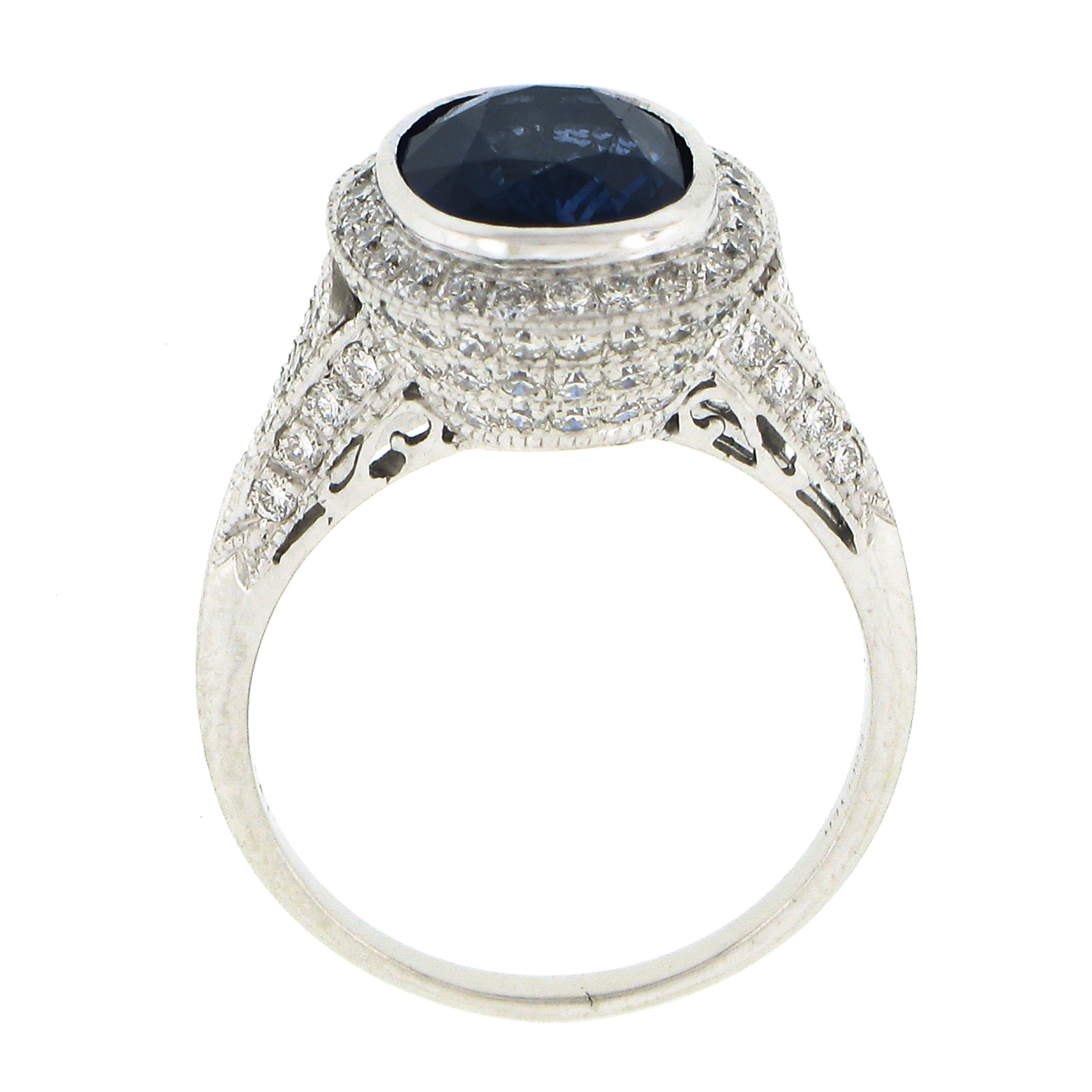 Bague de fiançailles en platine GIA, saphir ovale de Ceylan à chaton, pavé de diamants, avec halo. en vente 3