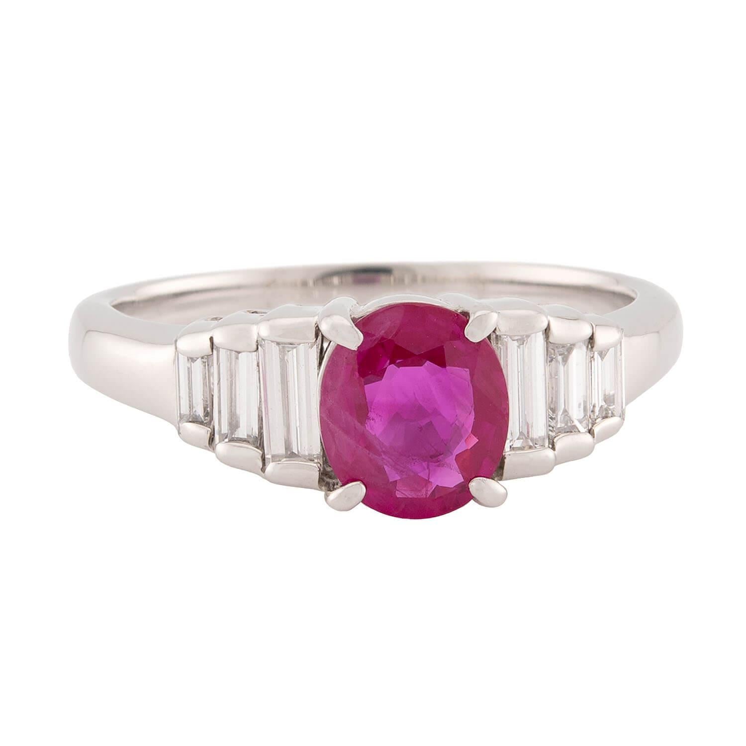 Uno squisito anello con rubino e diamanti! Realizzato in platino, questo anello presenta un rubino birmano centrale dal taglio ovale. Il rubino ha un peso di 1,02 carati, è incastonato in una montatura a quattro punte e mostra un'incredibile