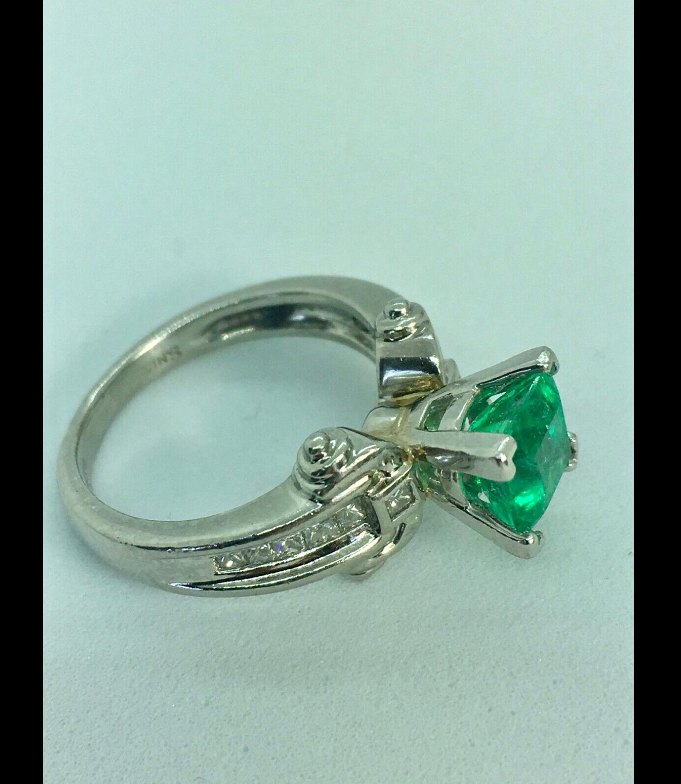 Art Deco Estate Platinum Natural Colombian Emerald and Diamonds Solitaire Ring For Sale