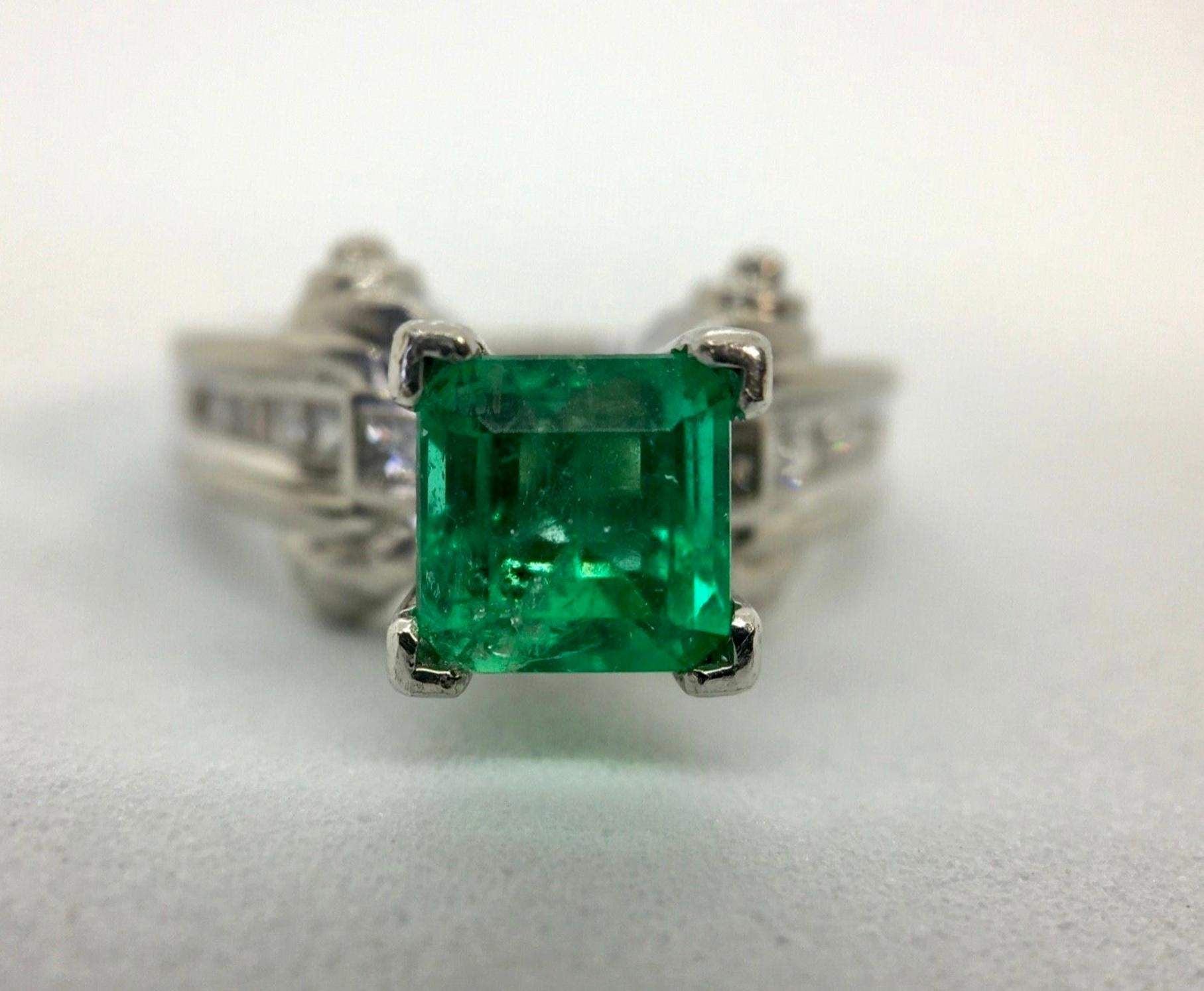 Women's Estate Platinum Natural Colombian Emerald and Diamonds Solitaire Ring For Sale