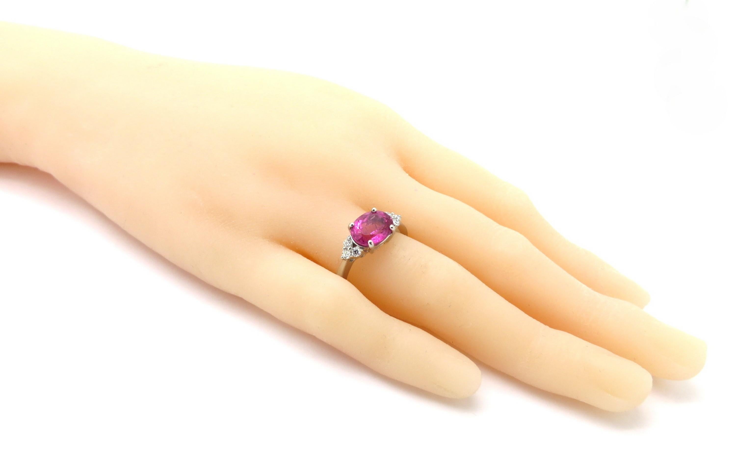 Bague à la mode en platine avec tourmaline rose ovale et diamants Pour femmes en vente