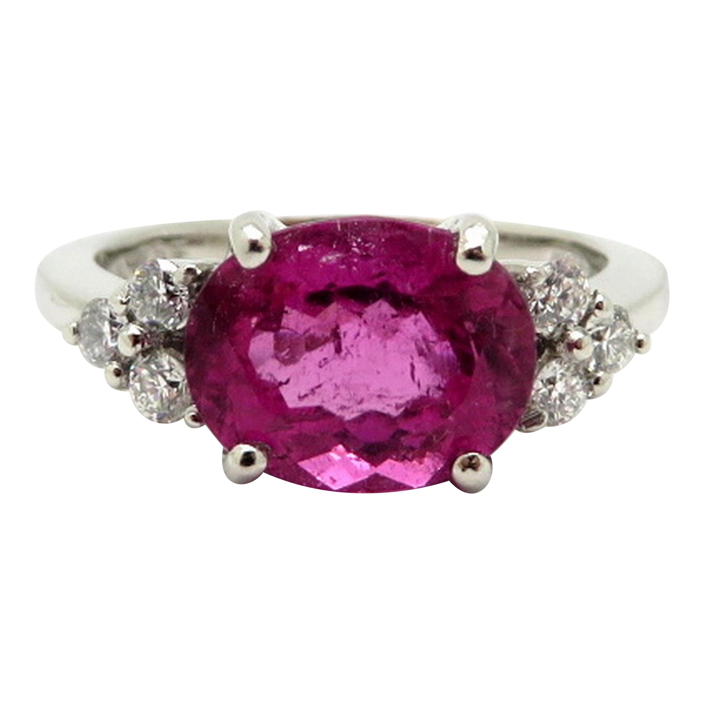 Bague à la mode en platine avec tourmaline rose ovale et diamants