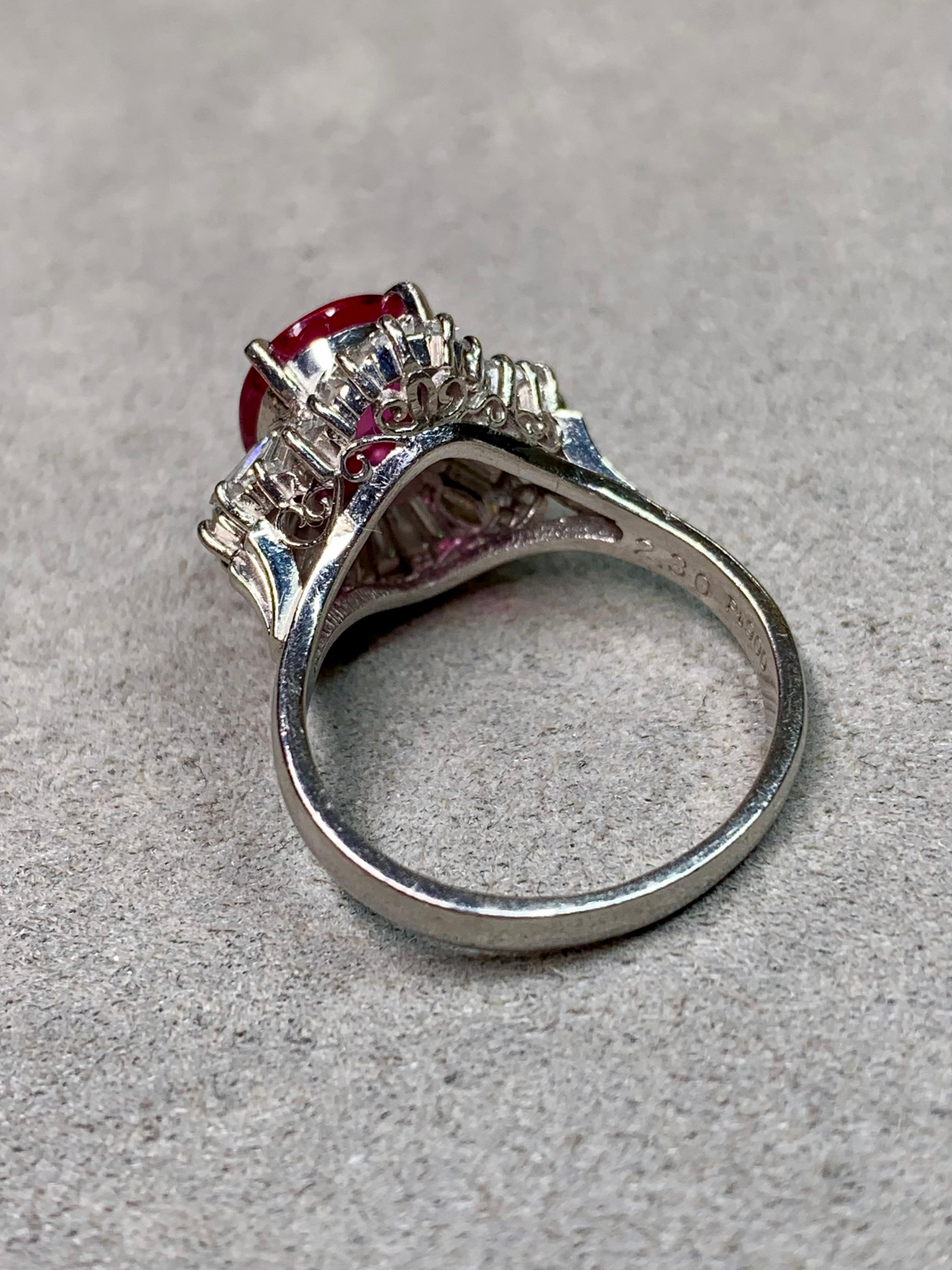 
Superbe bague de cocktail de style ballerine réalisée en platine et ornée d'un rubis naturel de taille ovale pesant exactement 2,30 carats. Le rubis présente une teinte rouge vive et saturée, une brillance interne vive et une transparence fine. La