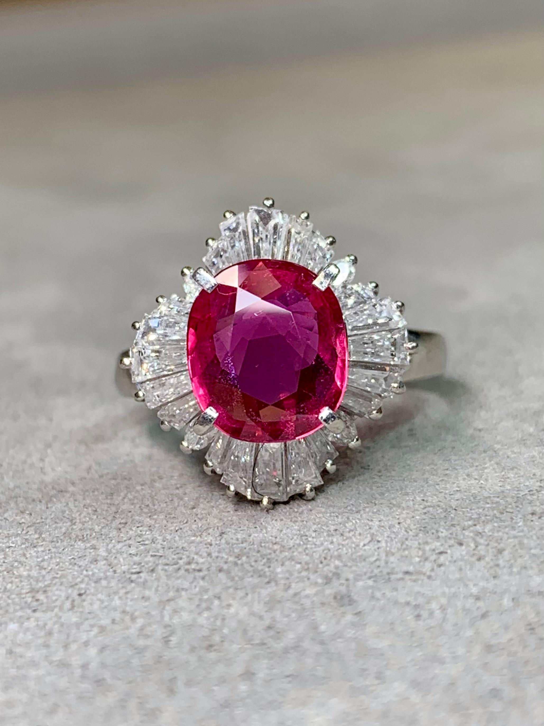 Taille ovale Estate Platinum Oval Ruby Baguette Marqusie Diamond Ballerina Cocktail Ring GIA en vente
