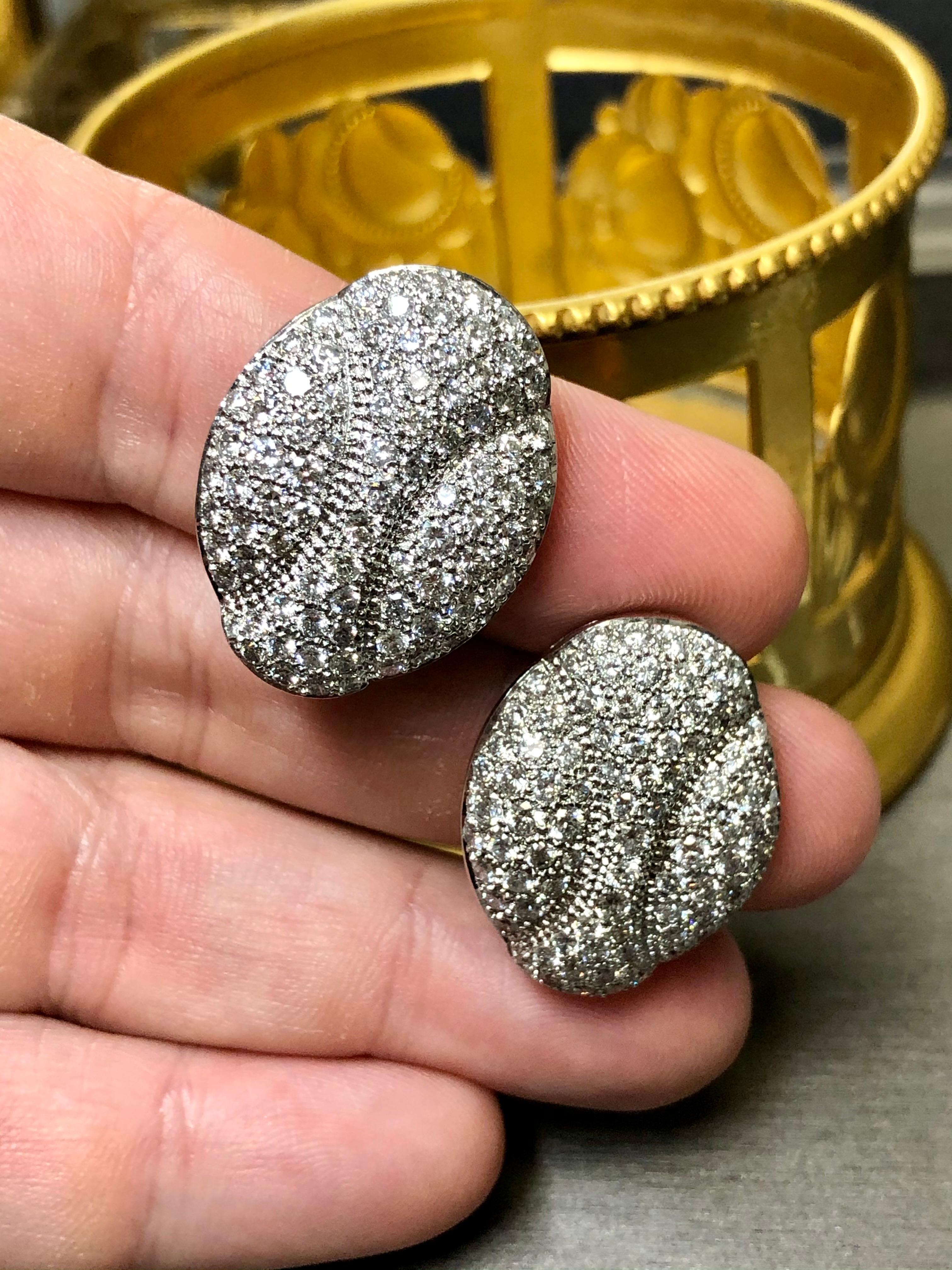 Boucles d'oreilles Huggies à dos Omega en platine pavé de diamants G Vs+ 5,50 carats en vente 3