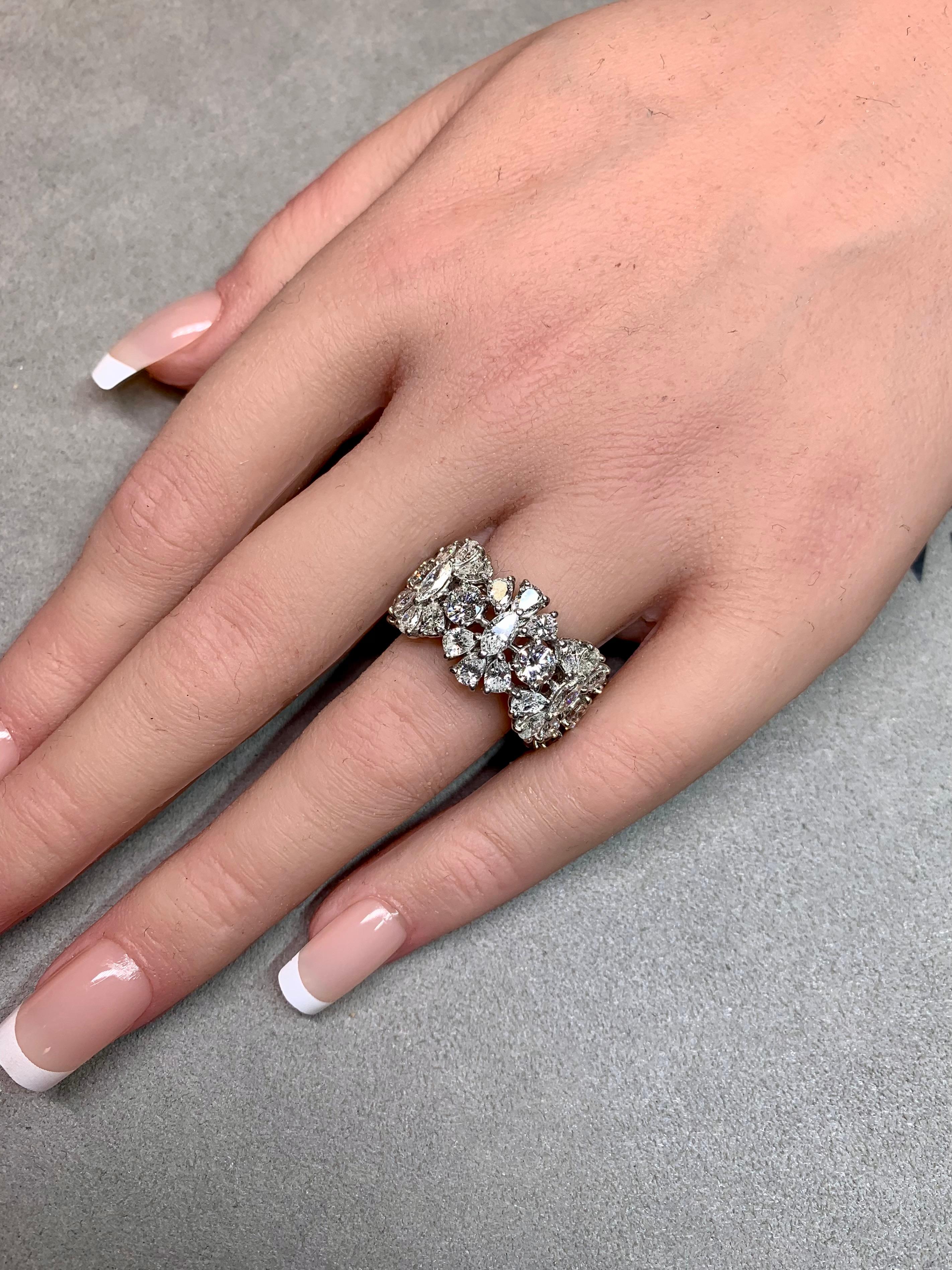 
Una fascia di diamanti davvero eccezionale, di grande presenza e maestria, meticolosamente realizzata a mano in platino e progettata con l'impatto di un anello da cocktail pur mantenendo la versatilità di una silhouette in stile eternity. Si tratta