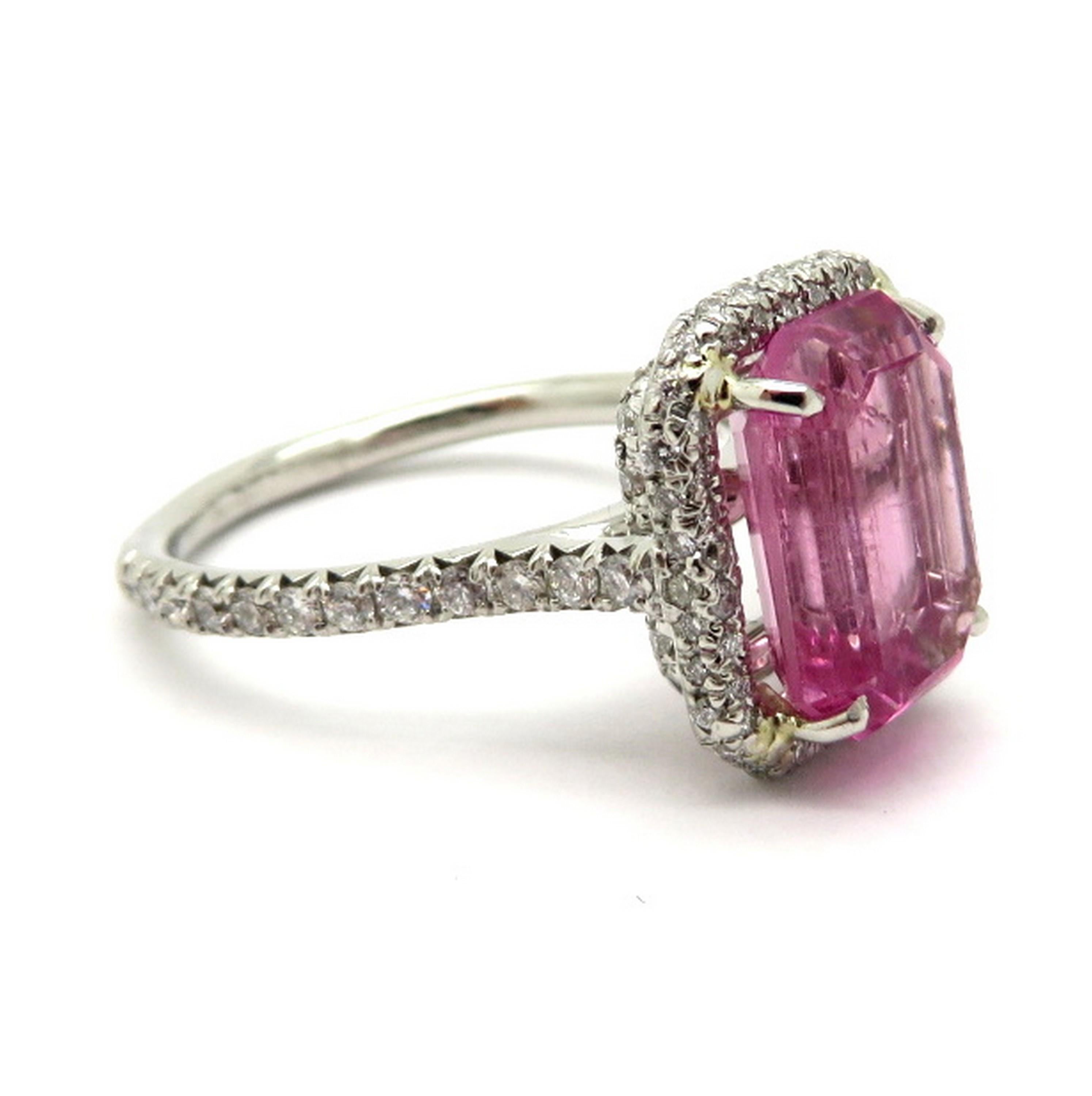 Taille émeraude Bague à la mode en platine, tourmaline rose et diamants en vente