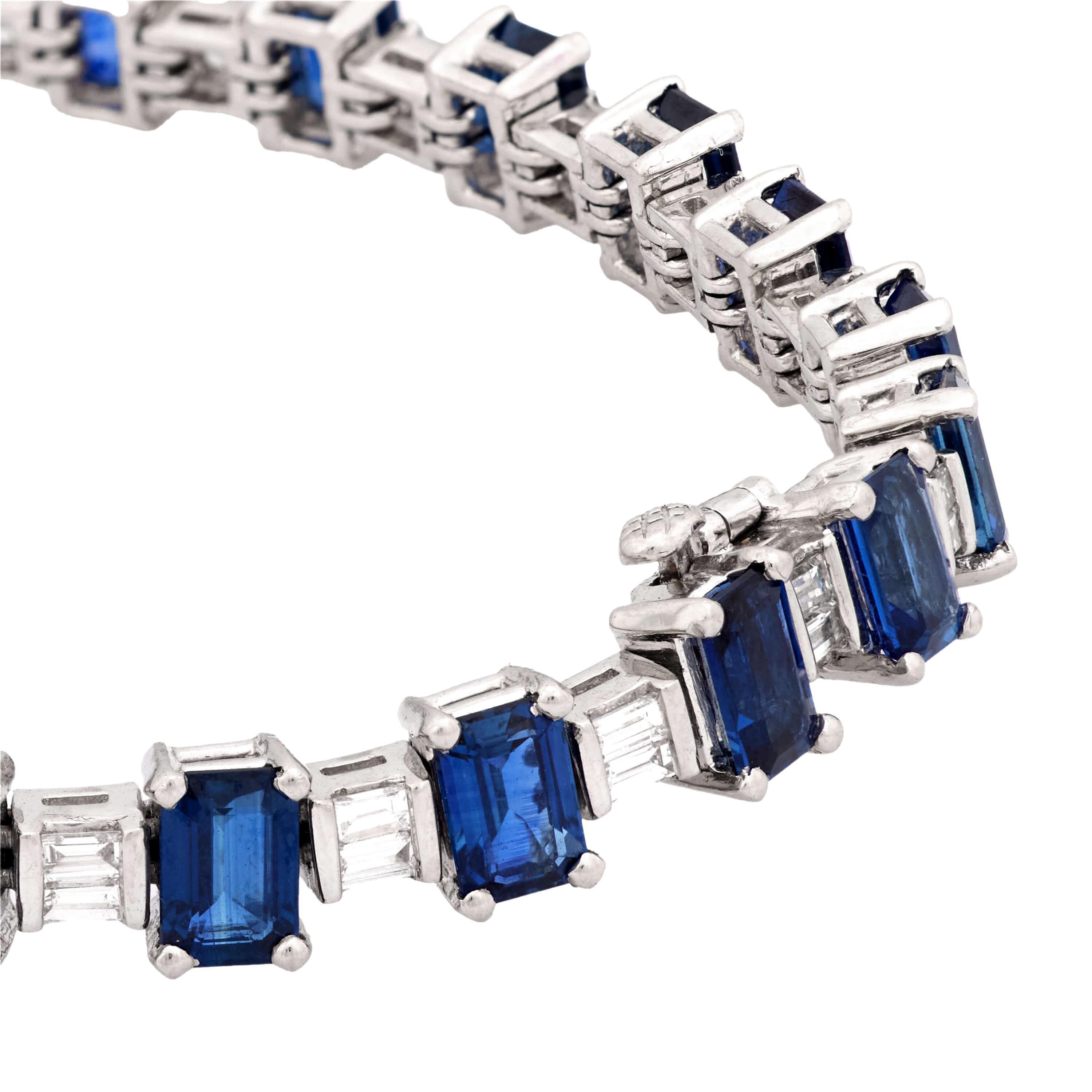 Uno splendido bracciale tennis con zaffiri e diamanti! Realizzato in platino, questo bracciale è composto da un'alternanza di zaffiri e diamanti. Gli zaffiri, tutti di taglio smeraldo, sono incastonati in montature a quattro punte e mostrano