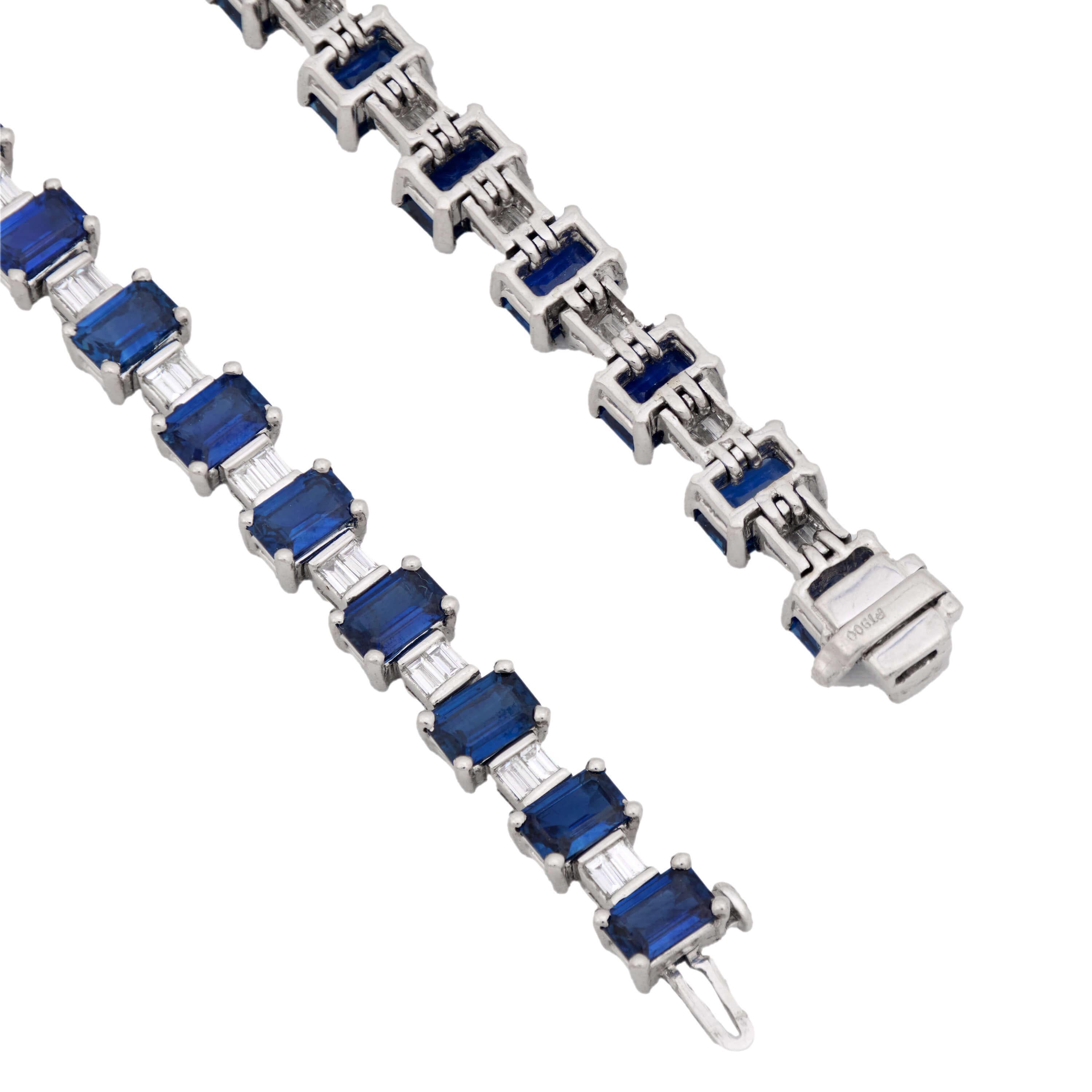 Taglio smeraldo Bracciale tennis in platino con zaffiri e diamanti in vendita