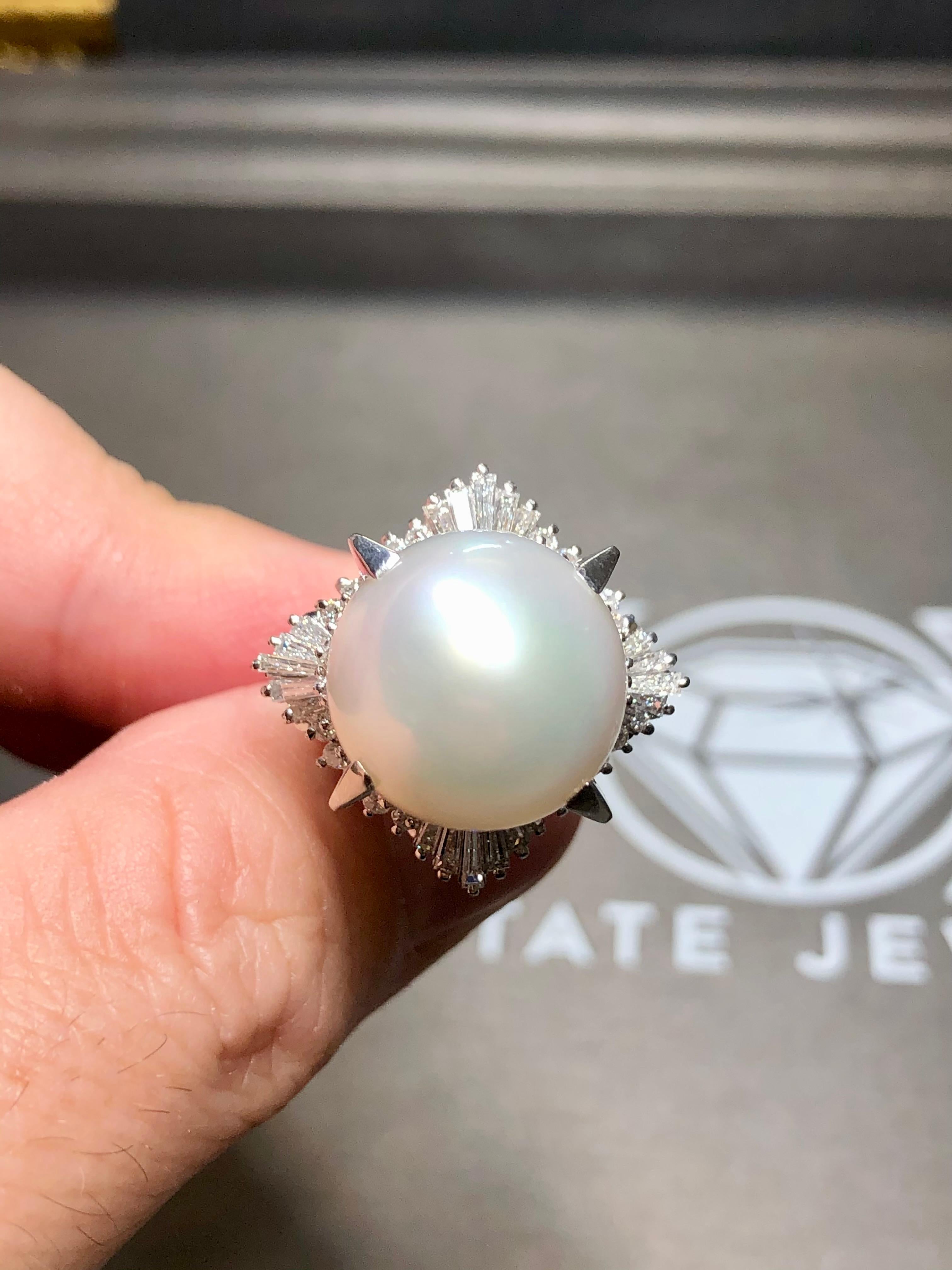 Anello di platino Estate South Sea Pearl Baguette Round Diamond Cocktail Ring 14,75 mm in vendita 4