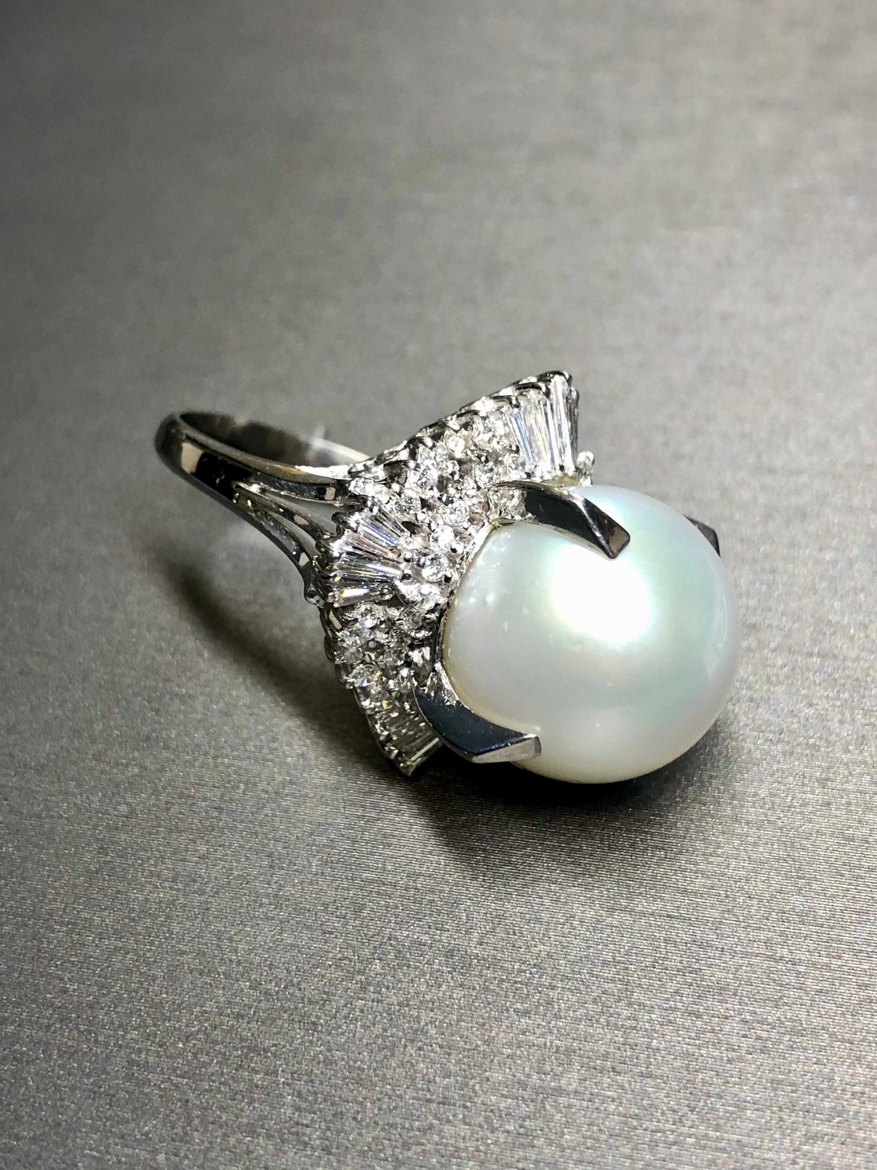 Anello di platino Estate South Sea Pearl Baguette Round Diamond Cocktail Ring 14,75 mm in vendita 5